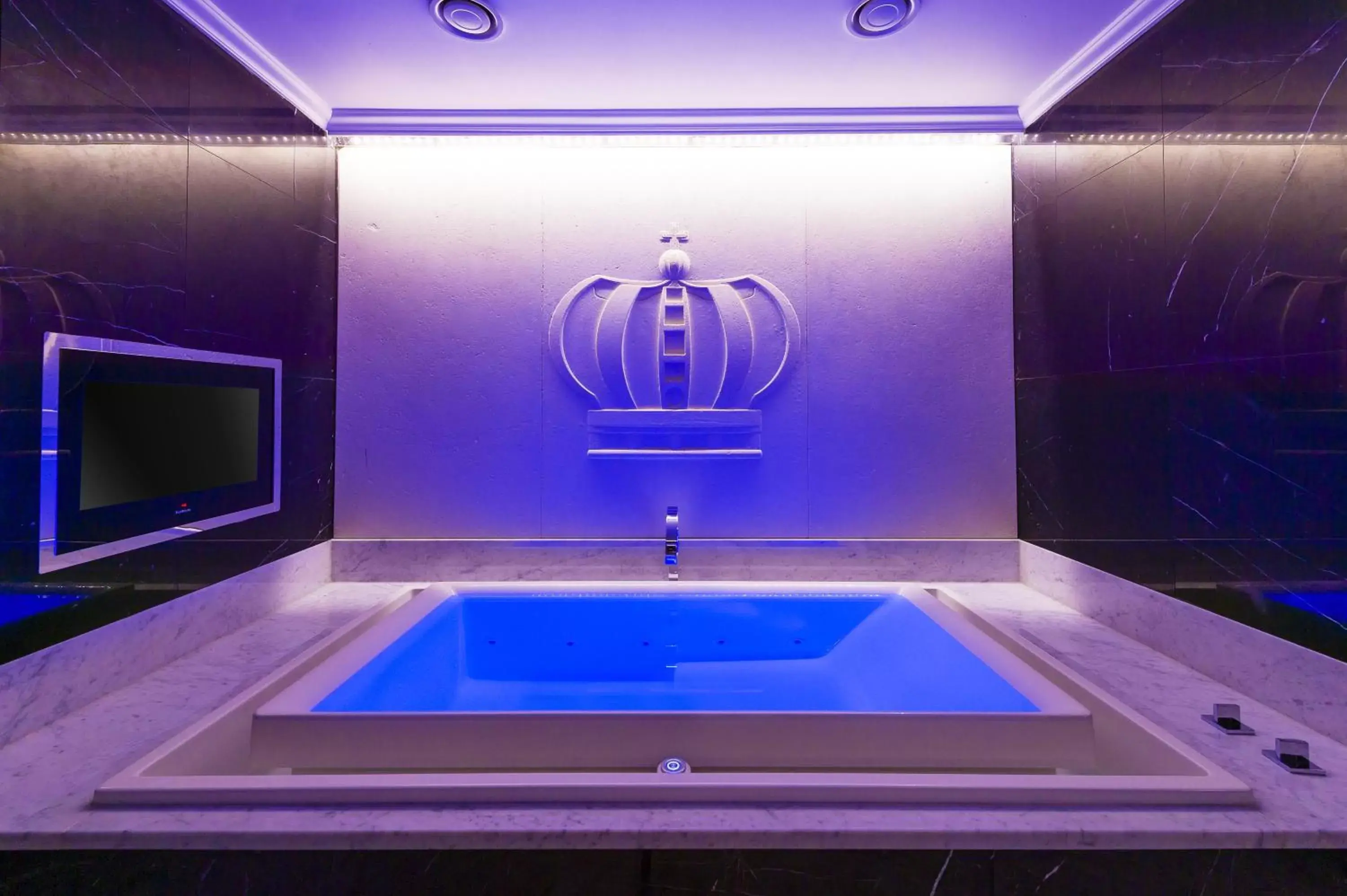 Hot Tub, Swimming Pool in The Chelsea Harbour Hotel and Spa