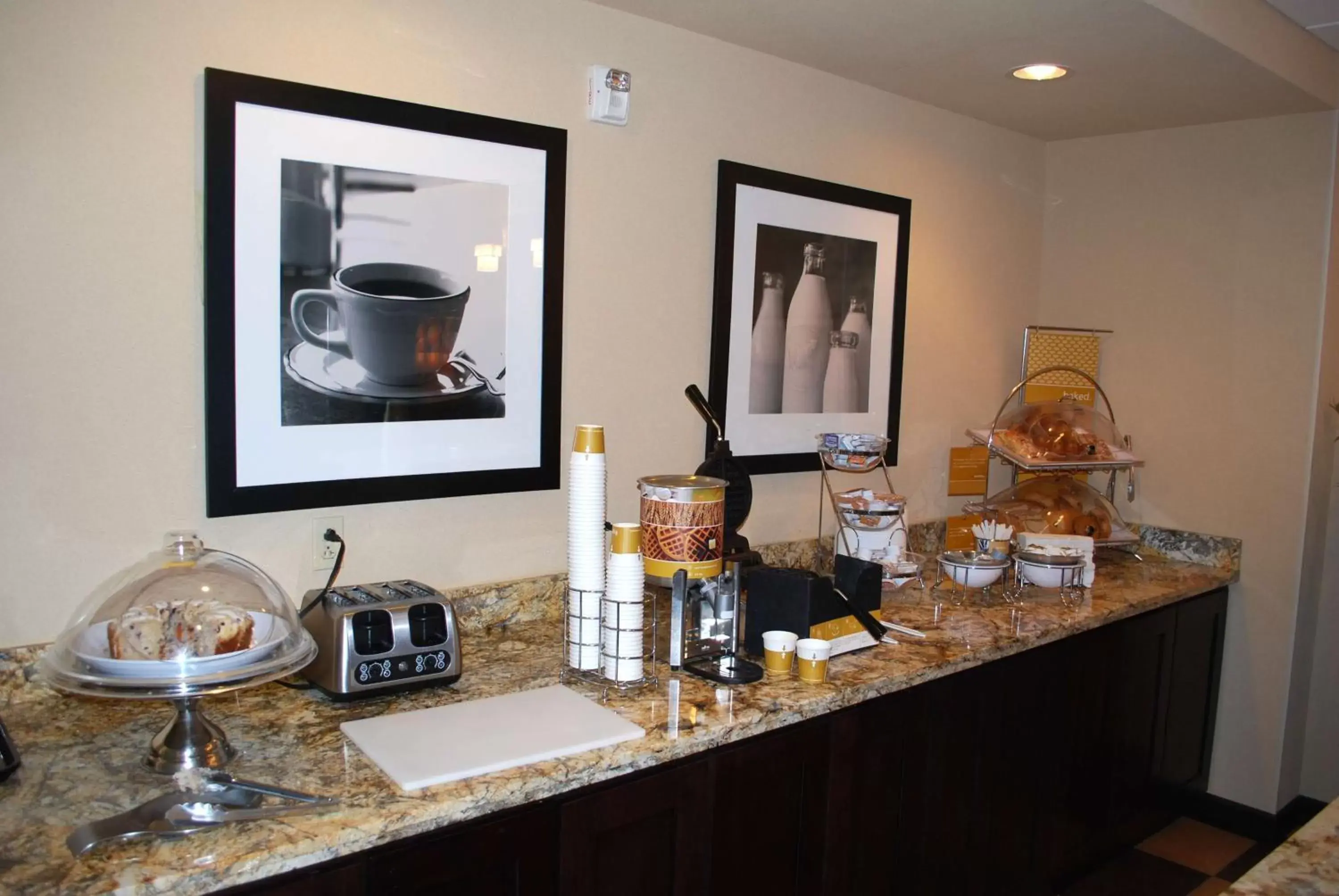 Dining area, Kitchen/Kitchenette in Hampton Inn & Suites Phoenix/Gilbert