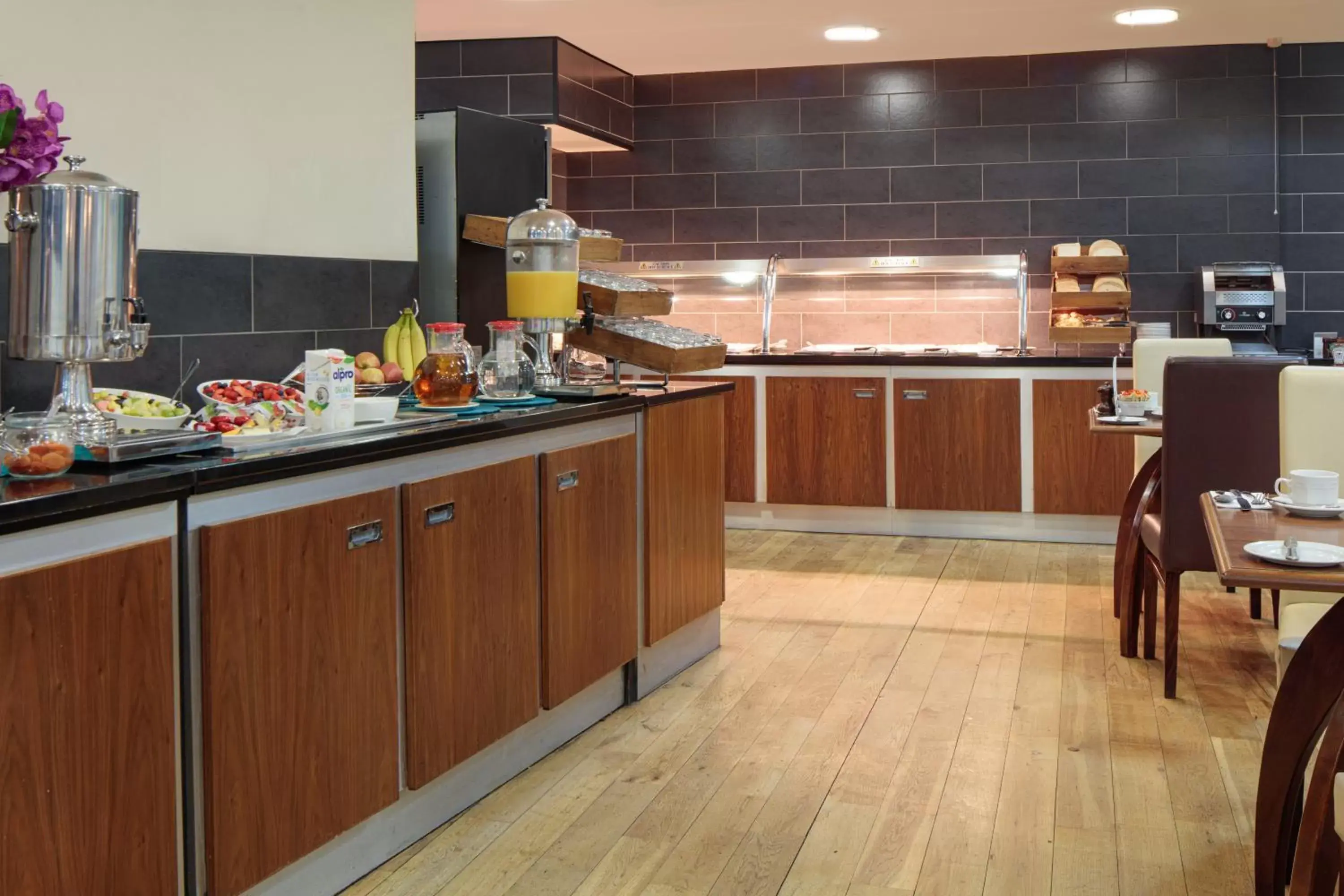 Breakfast in The Worcester Whitehouse Hotel Breakfast in The Worcester Whitehouse Hotel