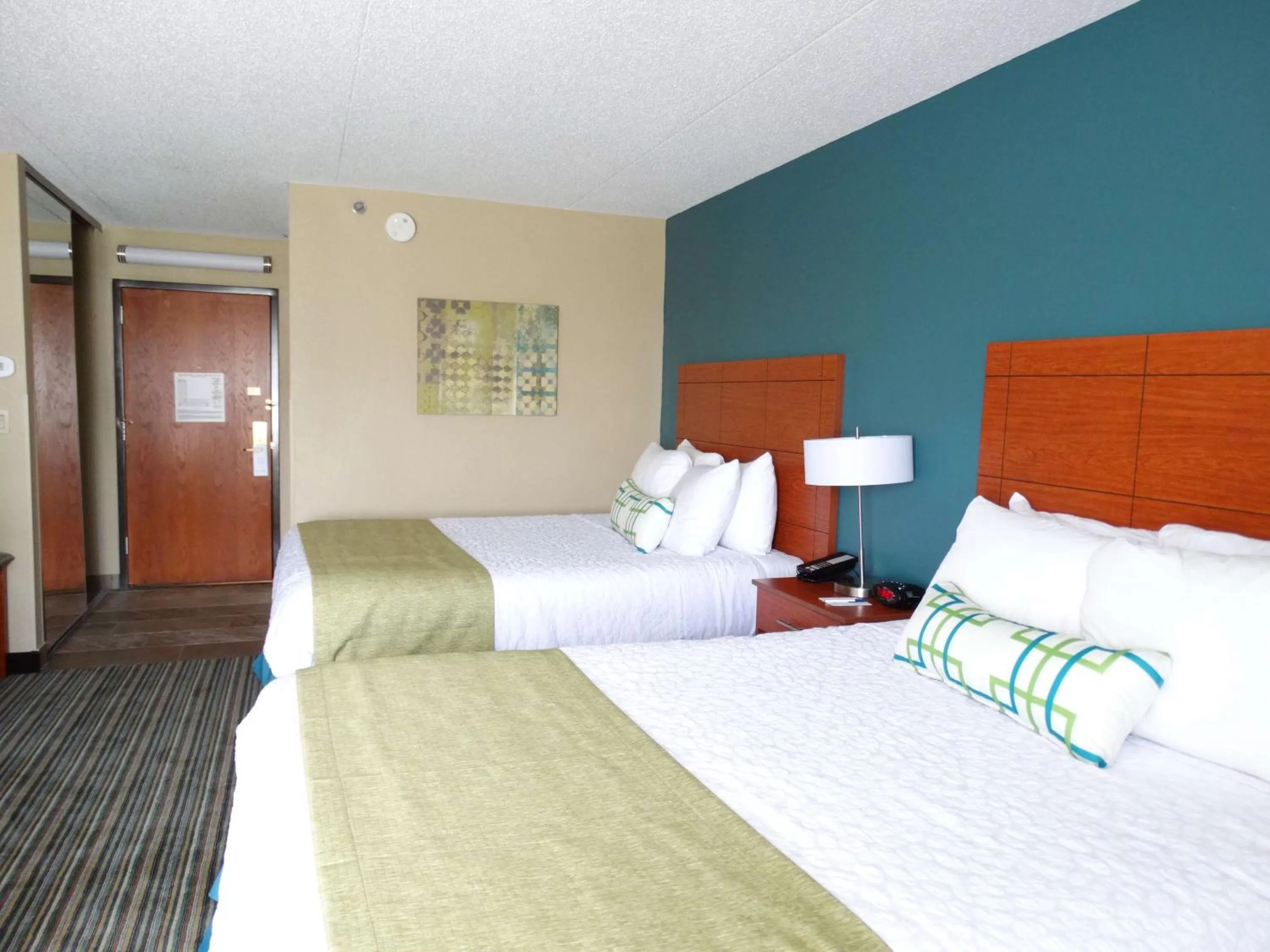 Queen Room with Two Queen Beds and Bath Tub - Disability Access in Best Western Warren Hotel