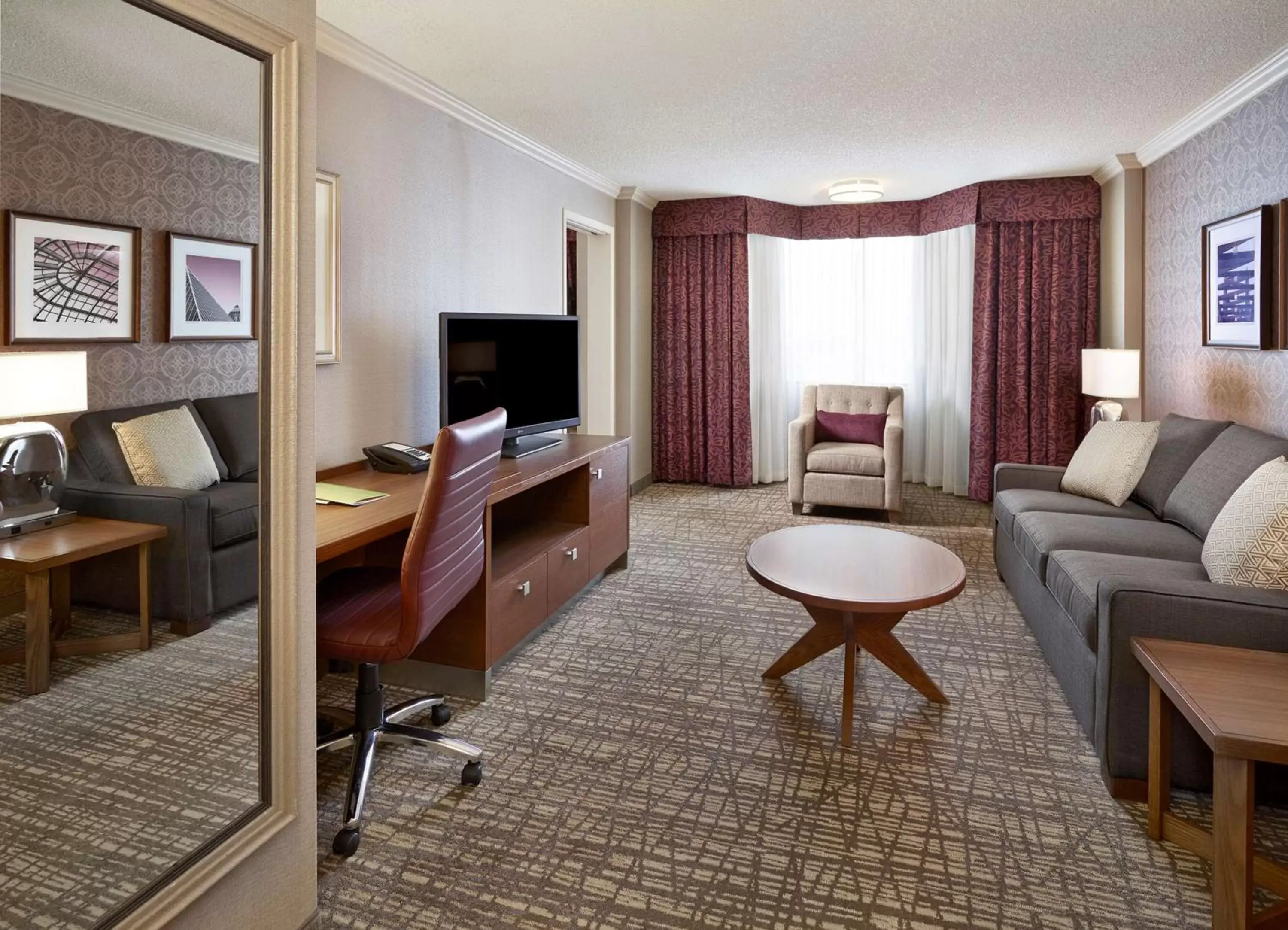 Living room, Seating Area in DoubleTree by Hilton West Edmonton
