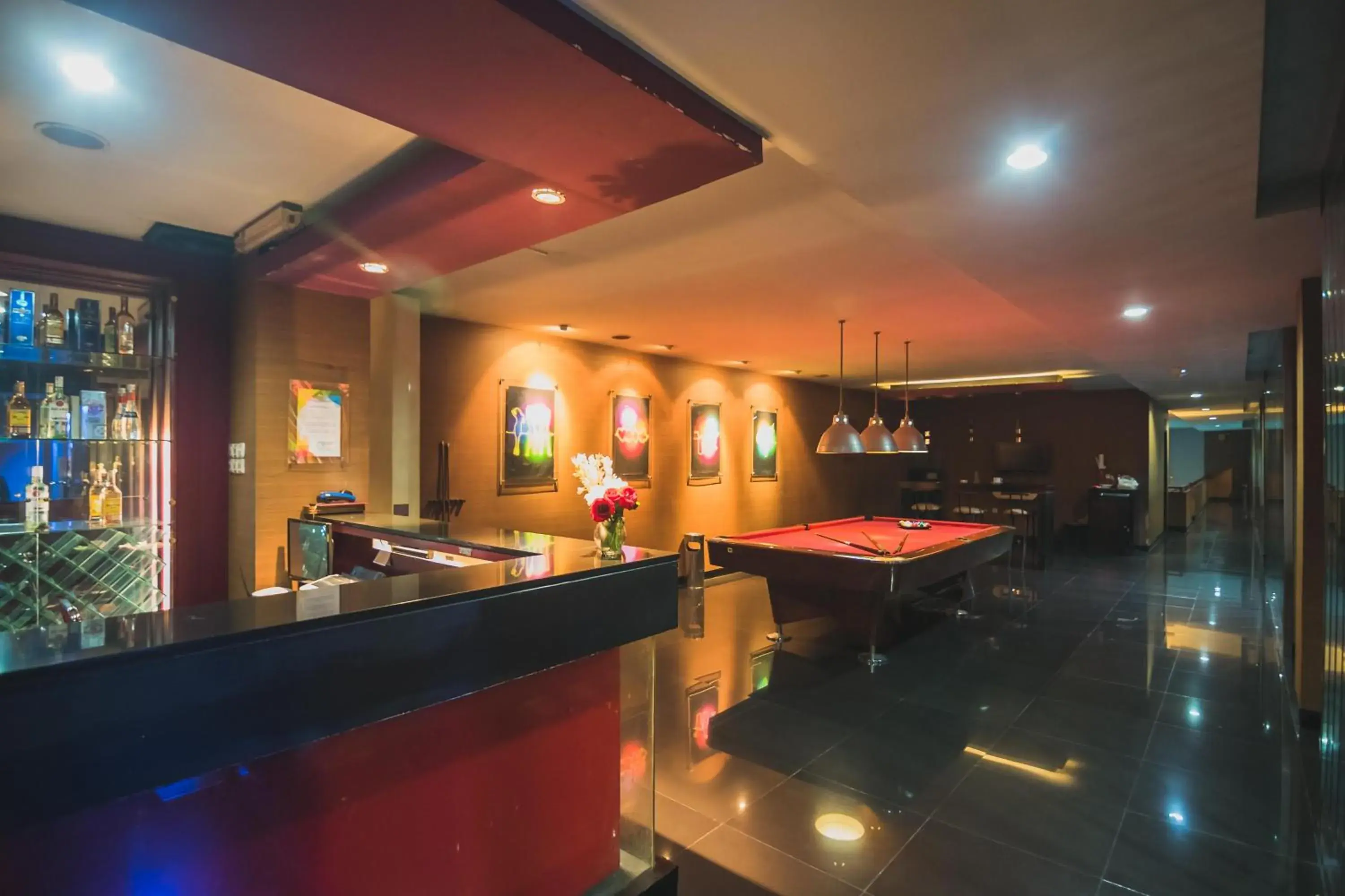 Lounge or bar in RedDoorz Plus near Kampung Gajah 3