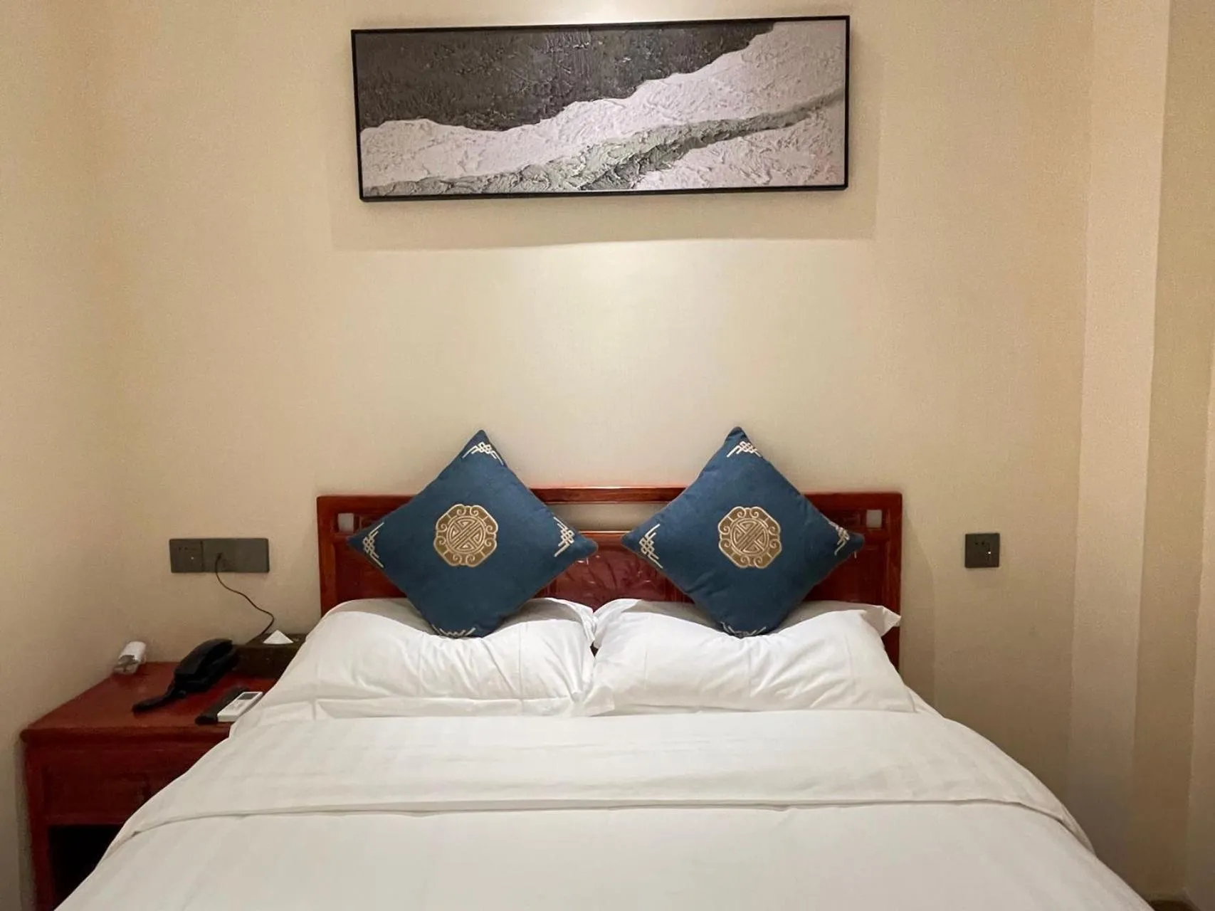 Bed in Beijing Hyde Courtyard Hotel