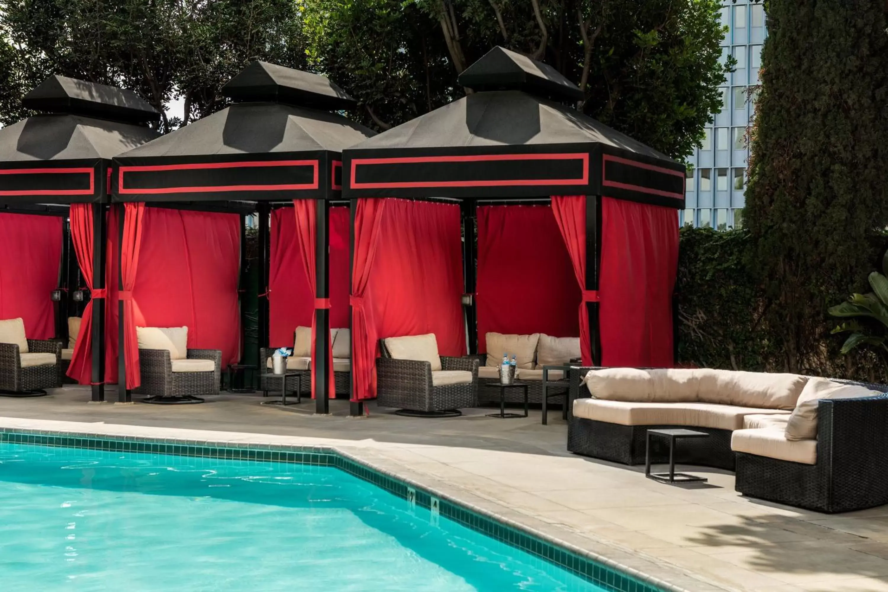 Swimming Pool in Sheraton Gateway Los Angeles Hotel
