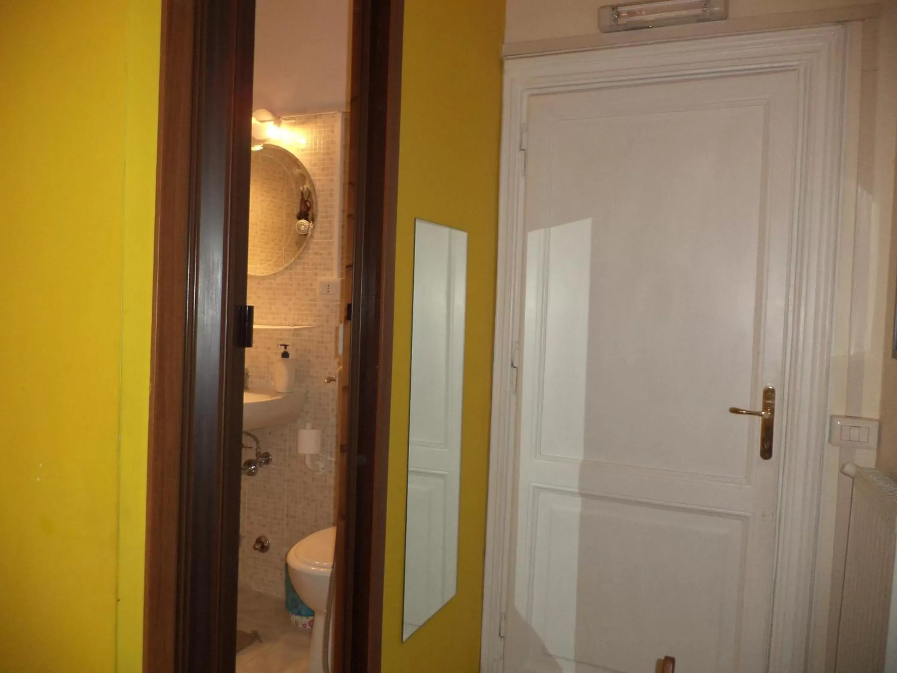 Day, Bathroom in Quo Vadis Roma 2