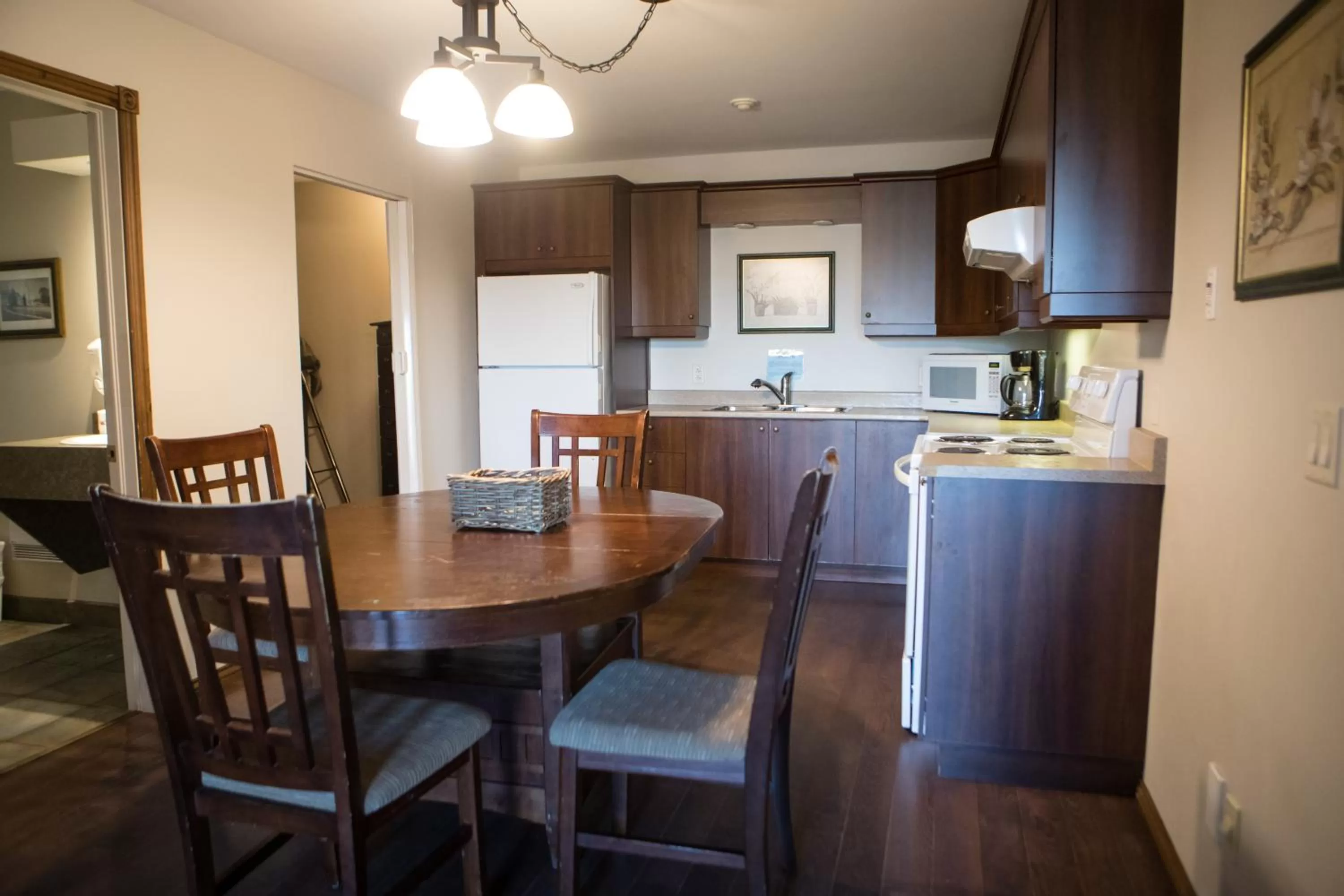 Kitchen/Kitchenette in Le Montagnard, Auberge Hôtel & Chalets