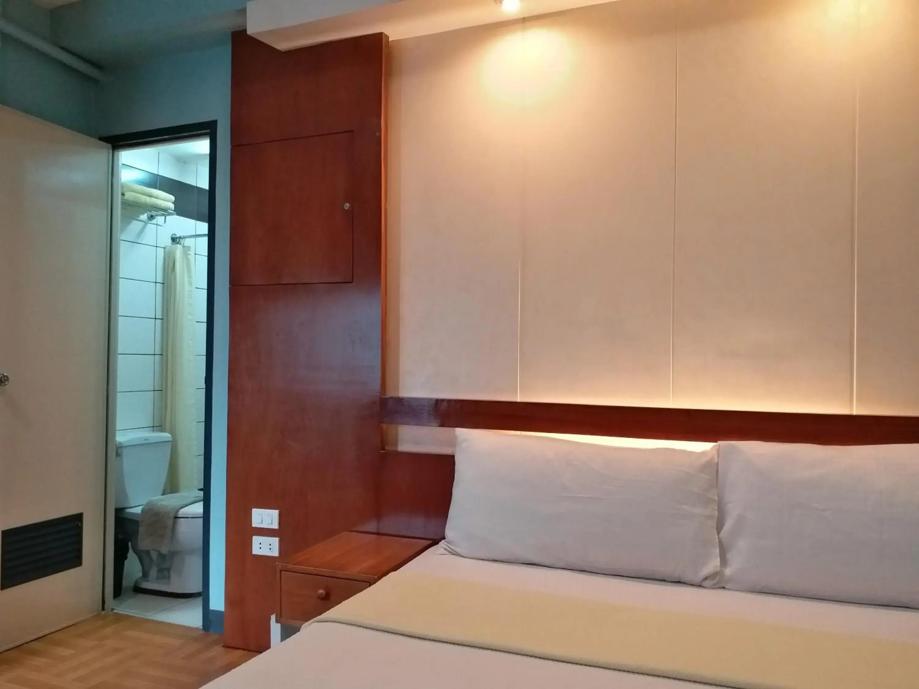 Shower, Bed in Leesons Residences