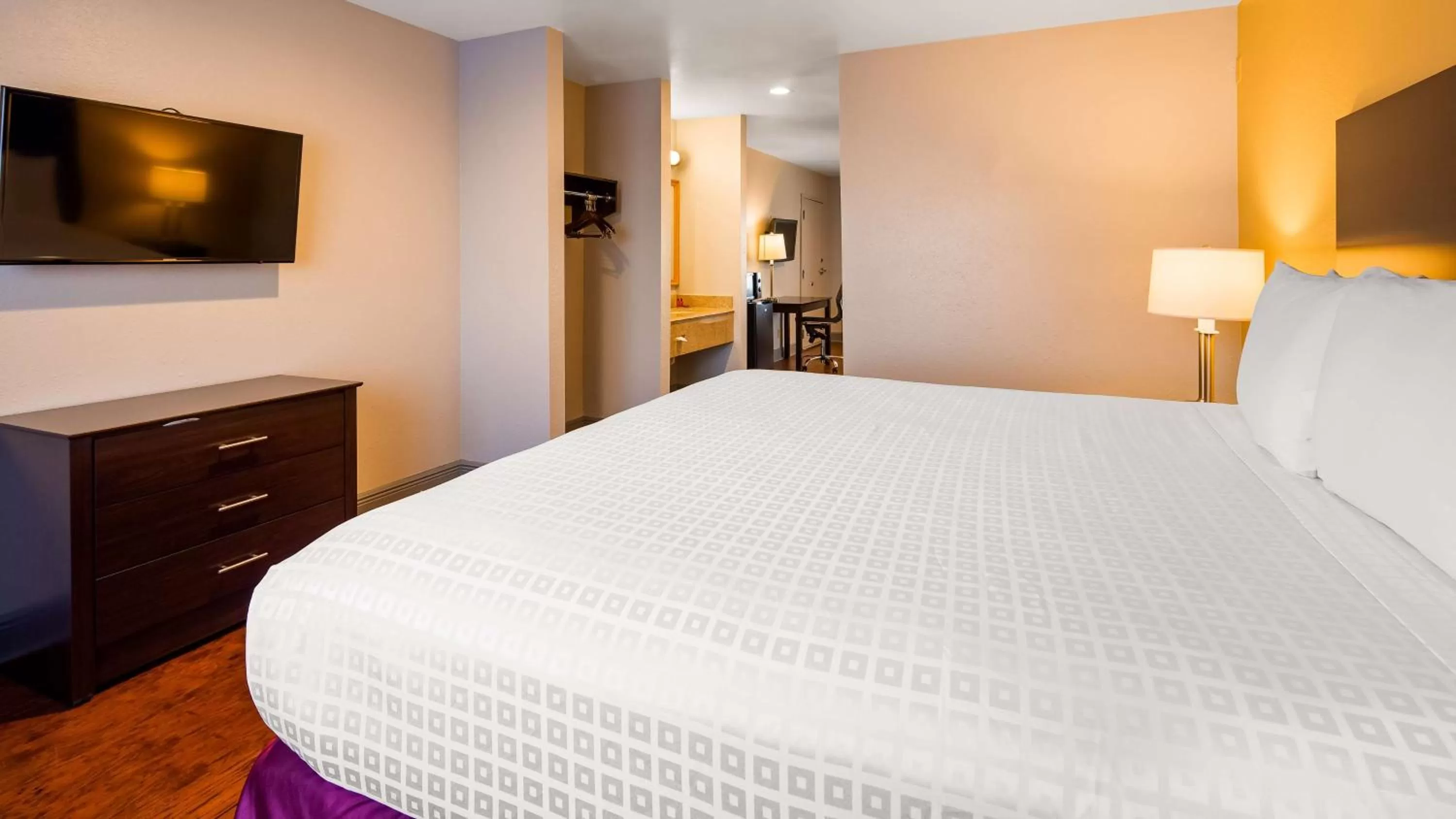 Photo of the whole room, Bed in SureStay Plus Hotel by Best Western Hammond