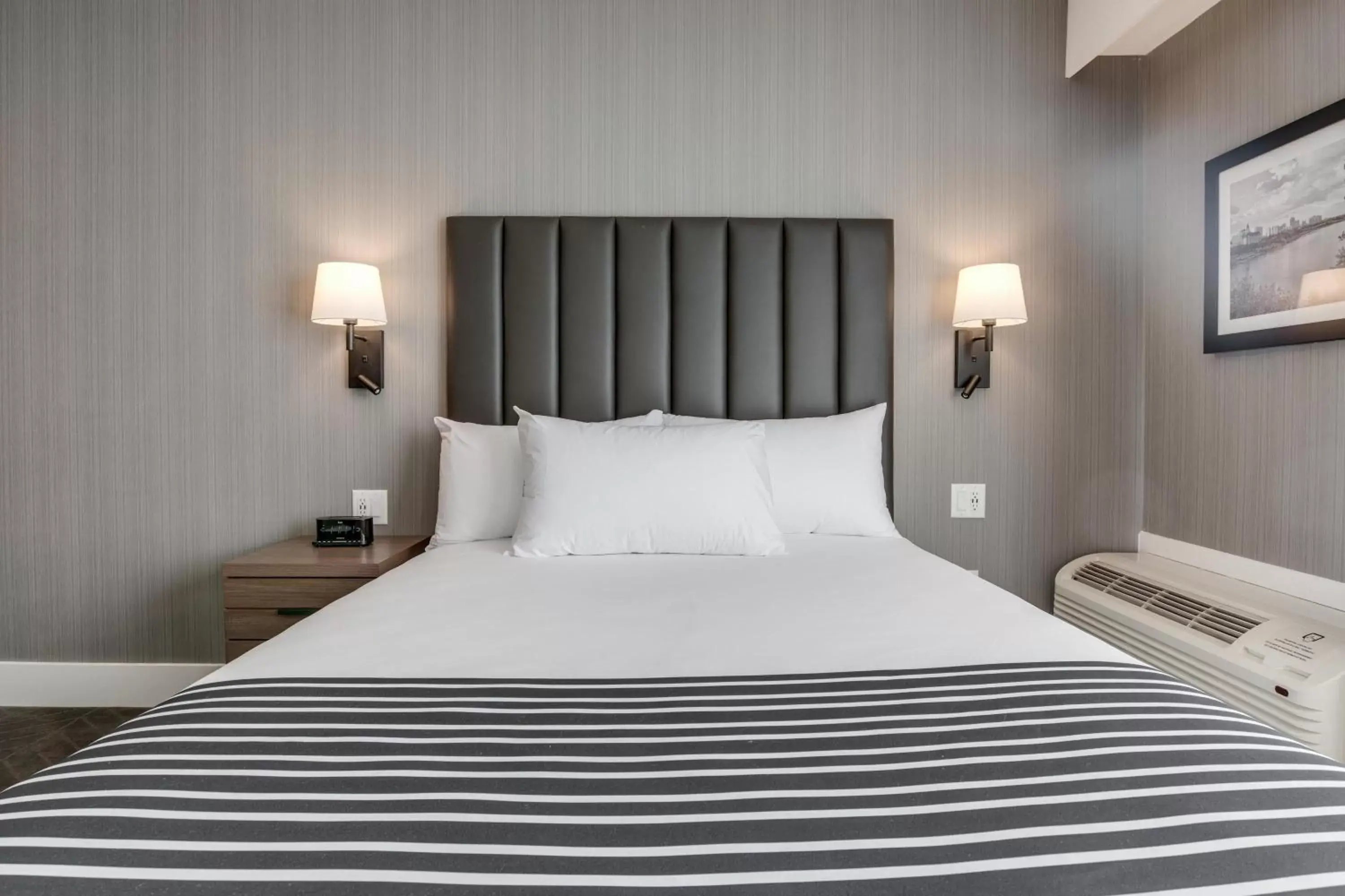 Photo of the whole room, Bed in Sandman Signature Saskatoon South Hotel