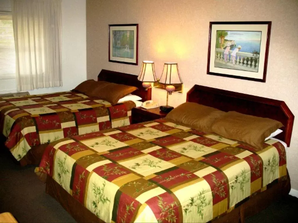 Photo of the whole room, Bed in Golden West Motel