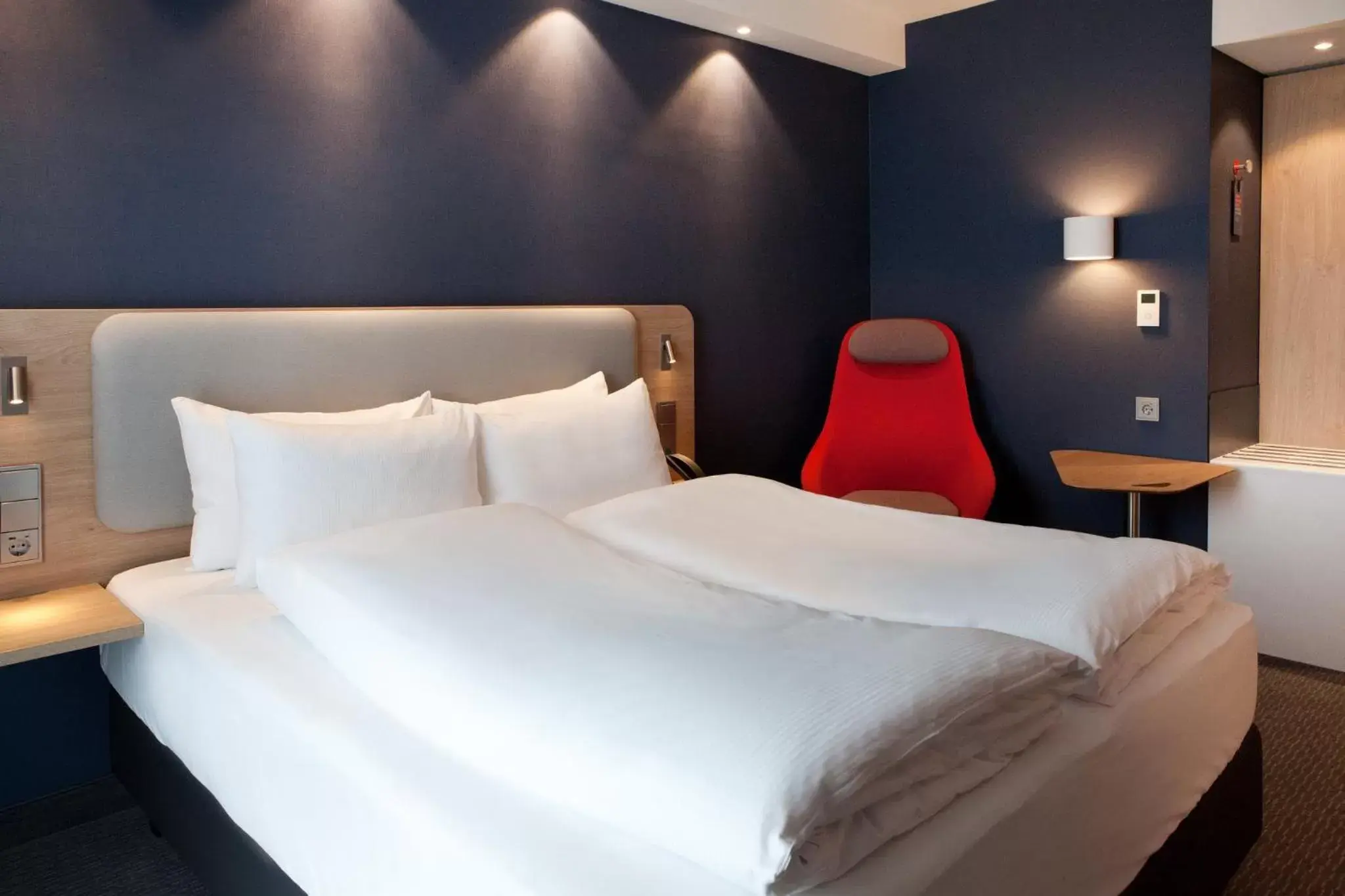 Photo of the whole room, Bed in Holiday Inn Express Munich - Olympiapark, an IHG Hotel