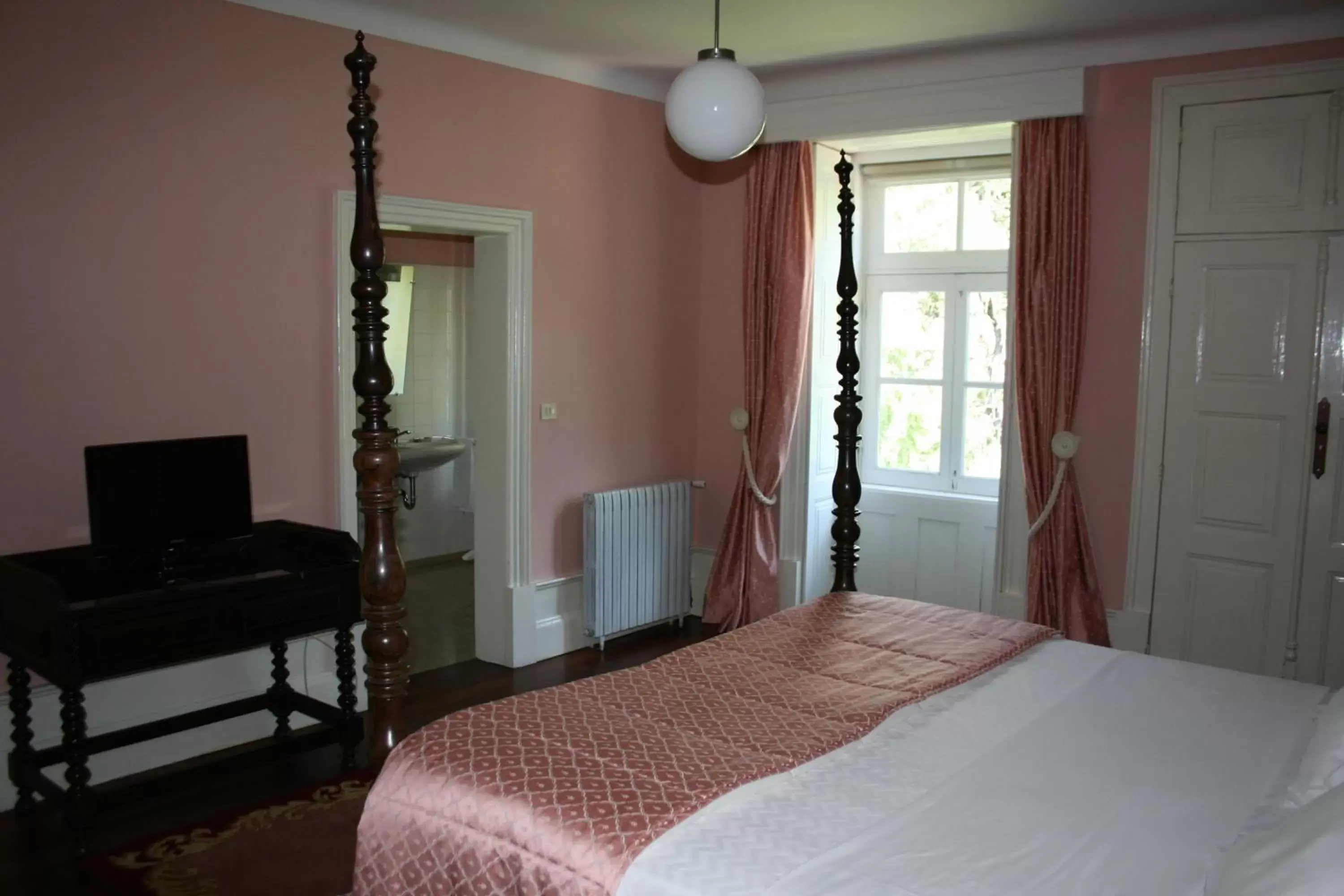 Photo of the whole room, Bed in Quinta da Ermida - Turismo de Habitacao