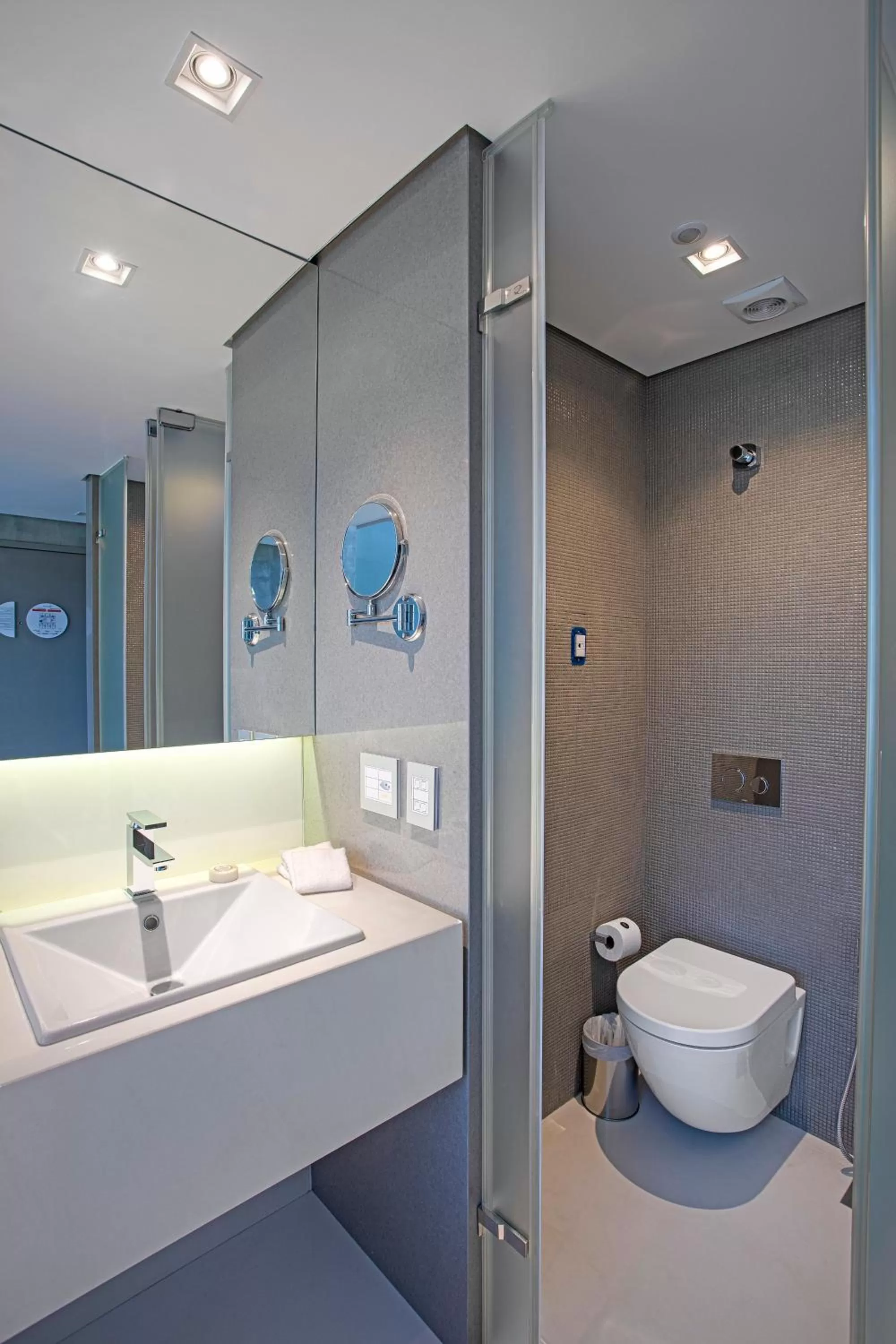 Toilet in Suryaa Hotel Pinhais, Curio Collection by Hilton