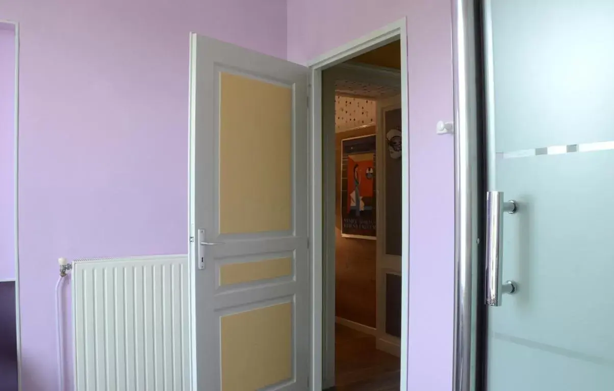 Bathroom, Facade/Entrance in Avenue de la Gare