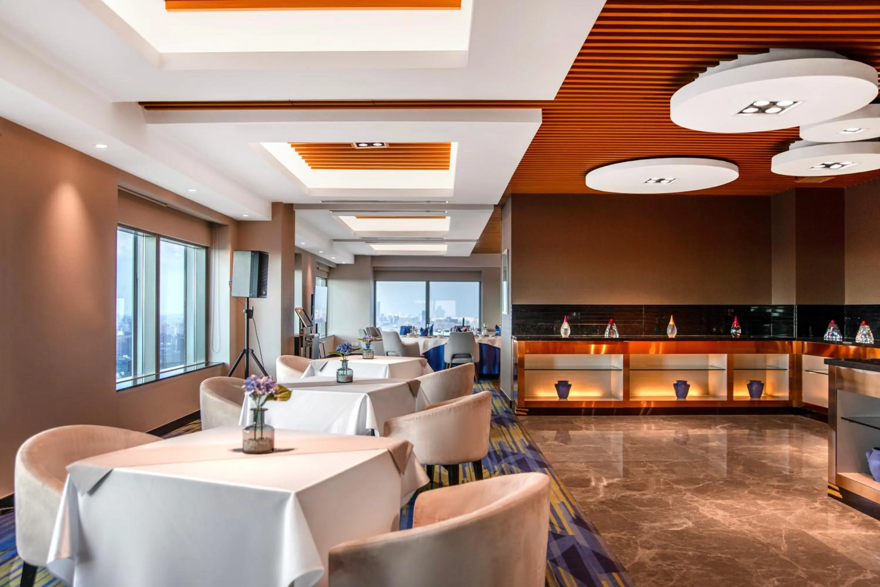 Novotel Atlantis Shanghai - Enjoy our great-valued breakfast in our rooftop revolving restaurant with a stunning river view & utilize our FREE self-serviced laundry