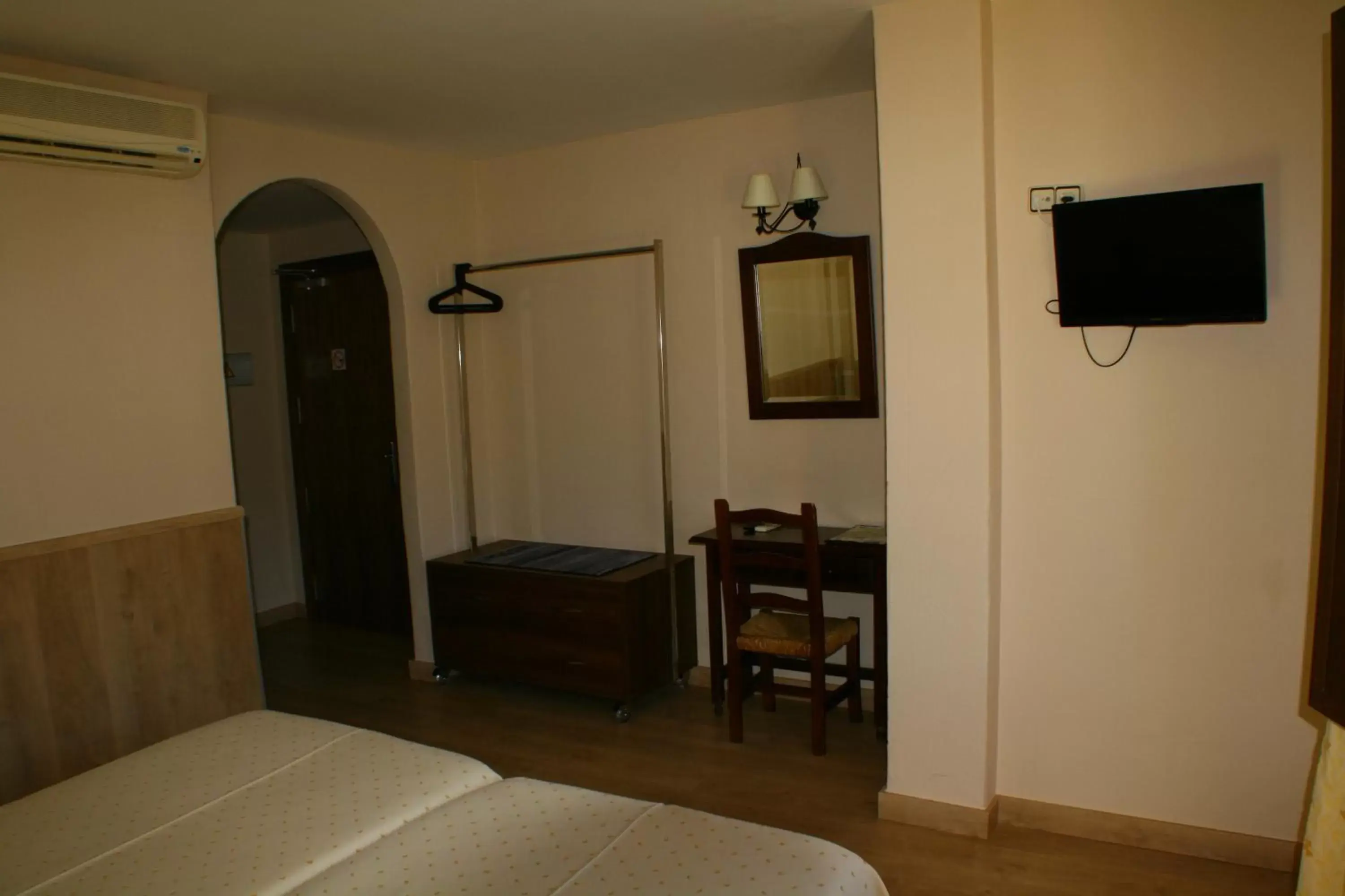 Photo of the whole room, TV/Entertainment Center in Hotel Rural Huerta del Laurel