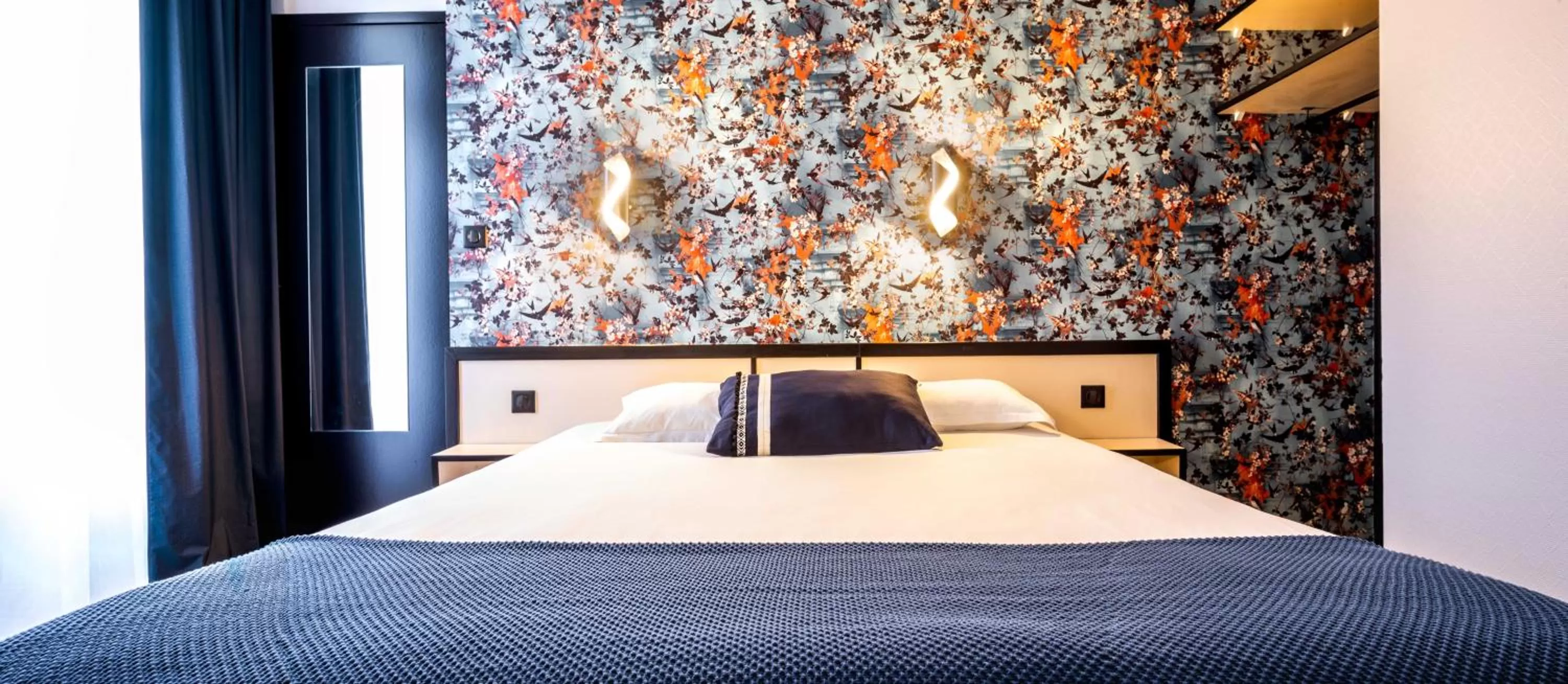 Bedroom, Bed in Hôtel Lanjuinais