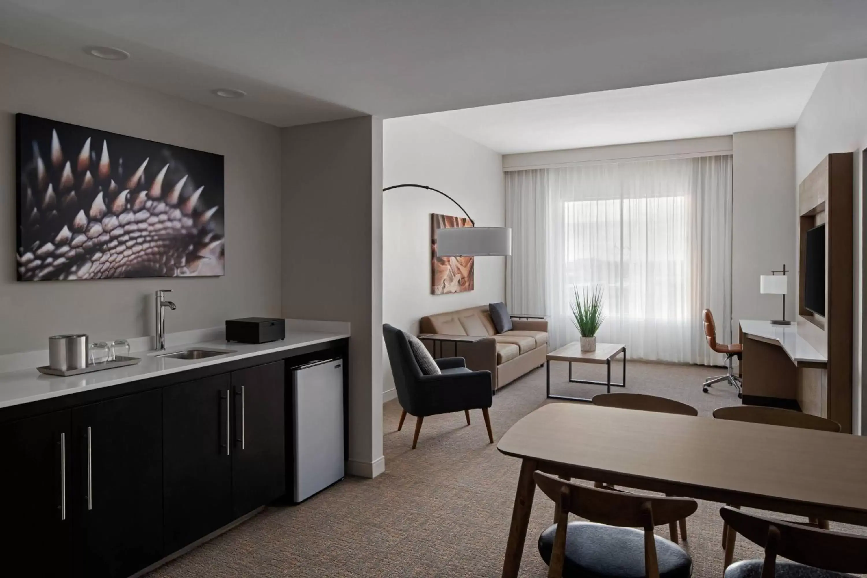 Living room, Kitchen/Kitchenette in Marriott Phoenix Chandler