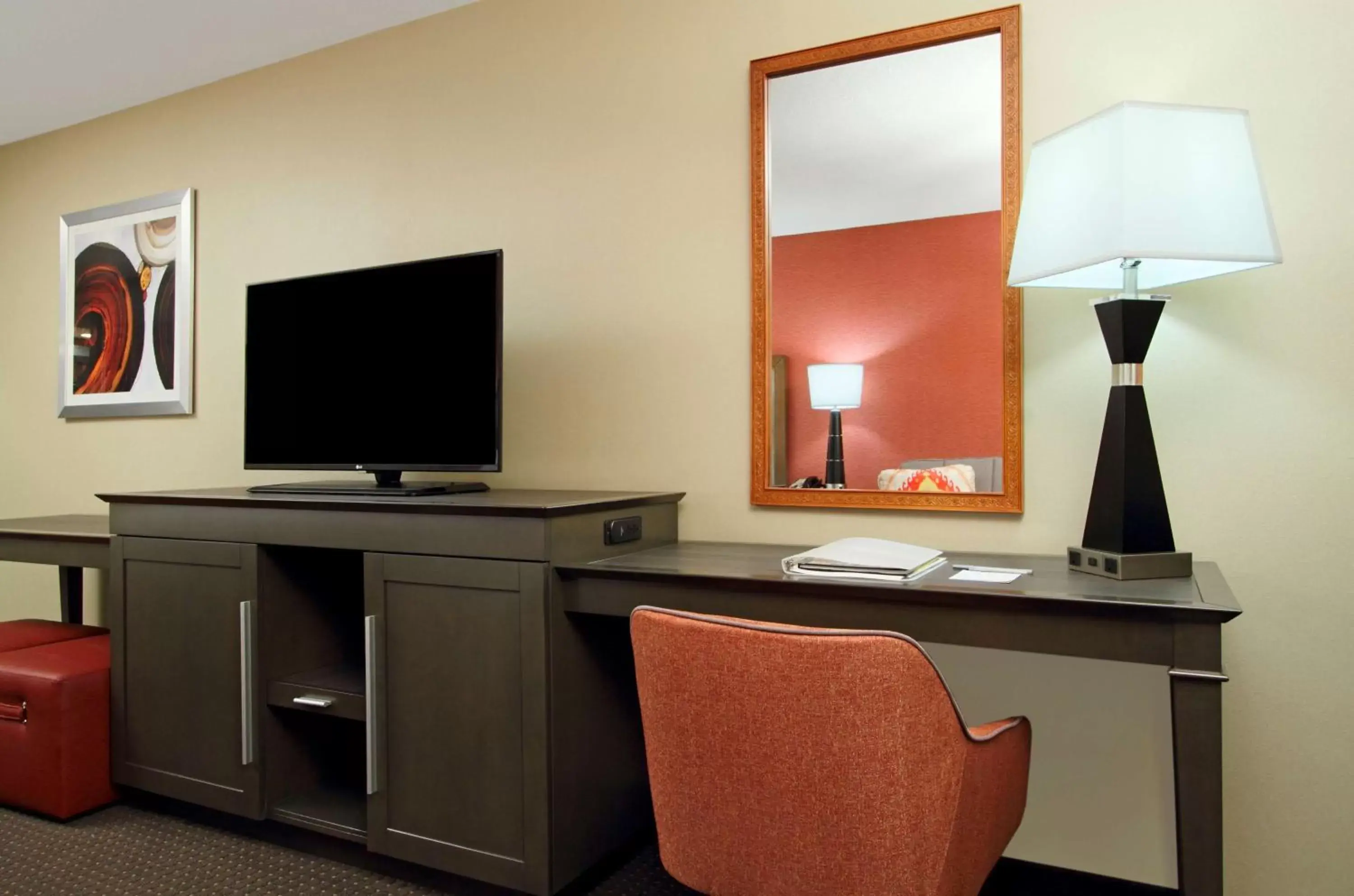 Bed, TV/Entertainment Center in Hampton Inn Columbus-International Airport