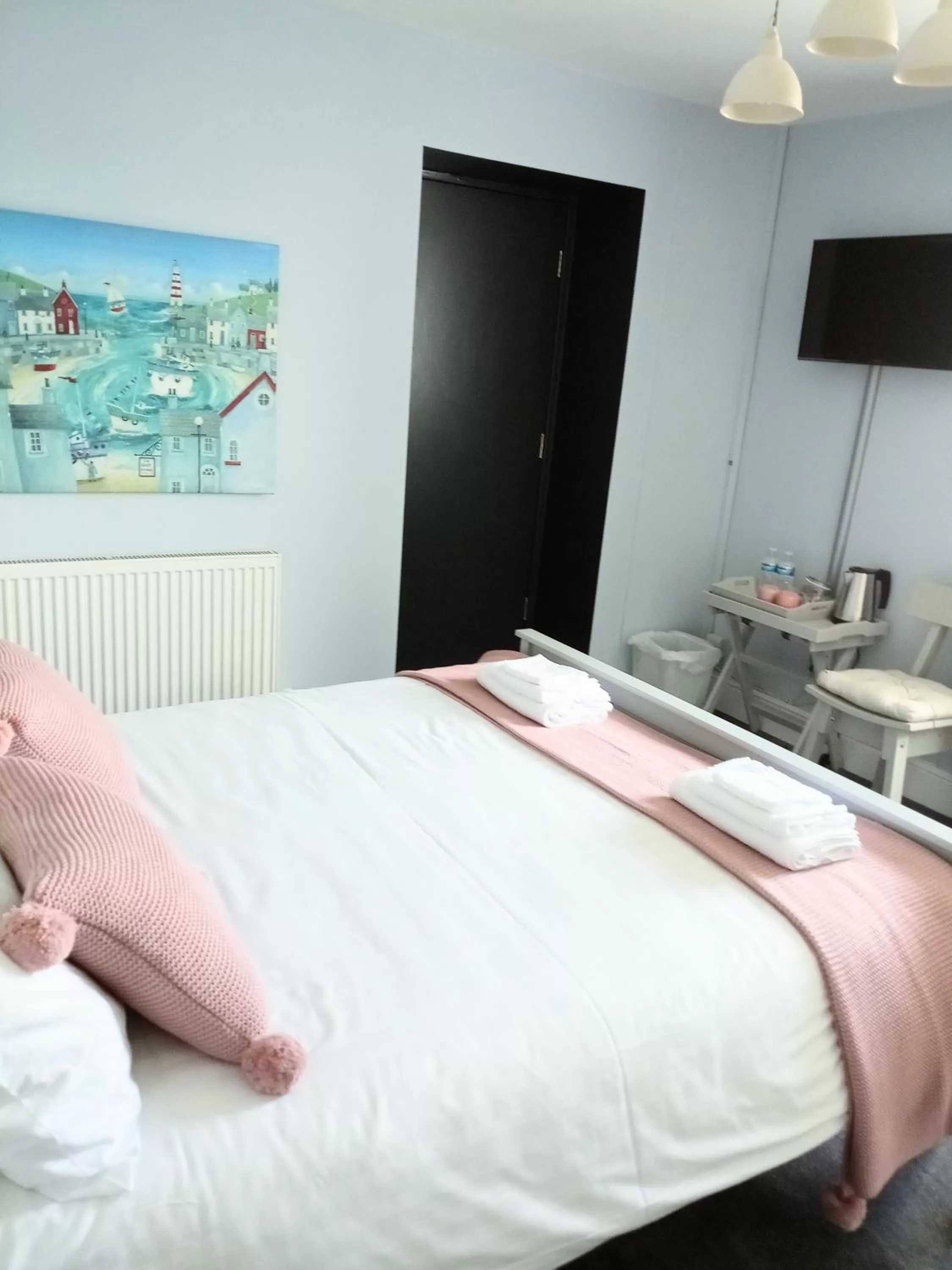 Coffee/tea facilities, Bed in The Bay View Inn