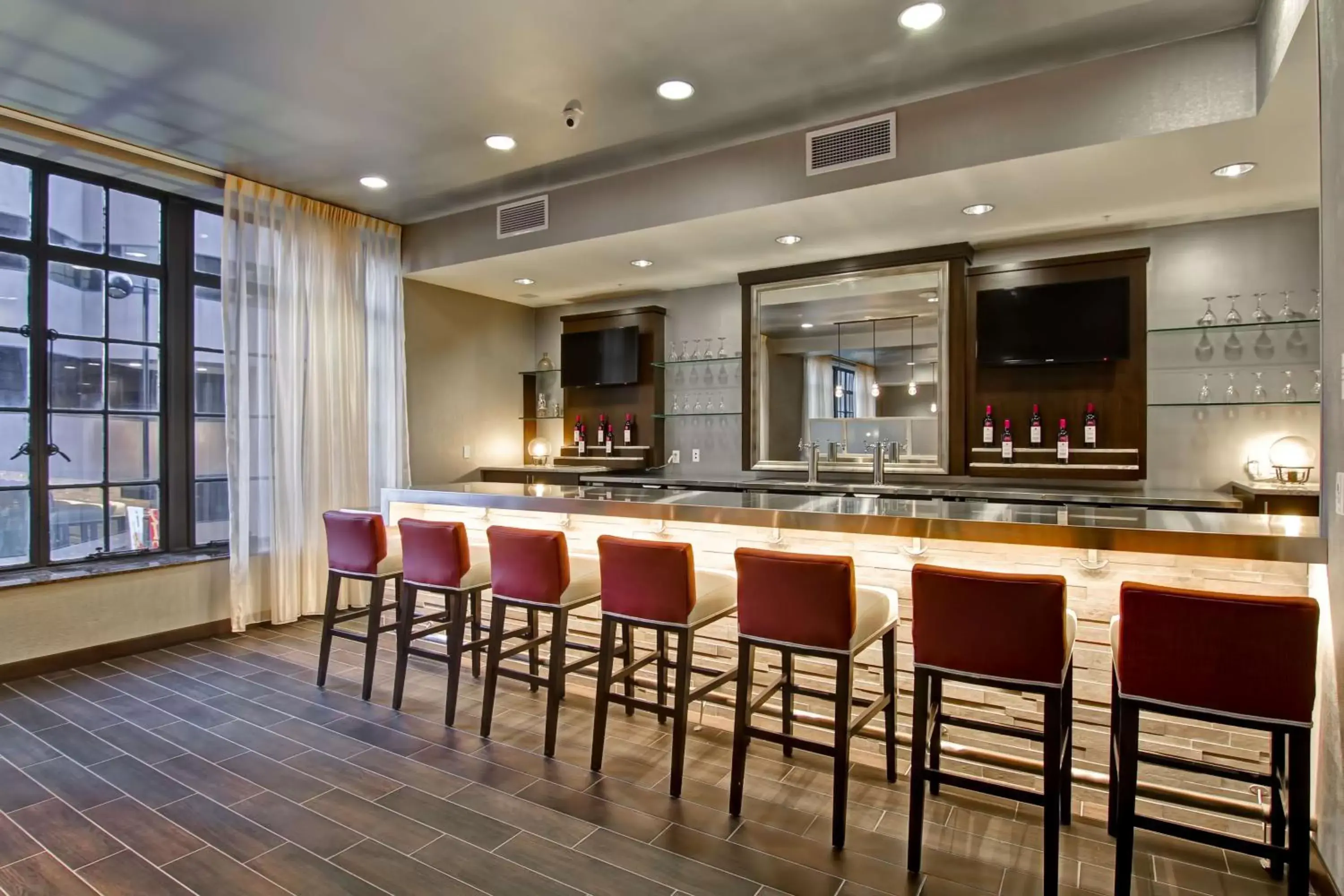 Lounge or bar, Lounge/Bar in Hampton Inn and Suites Cincinnati - Downtown