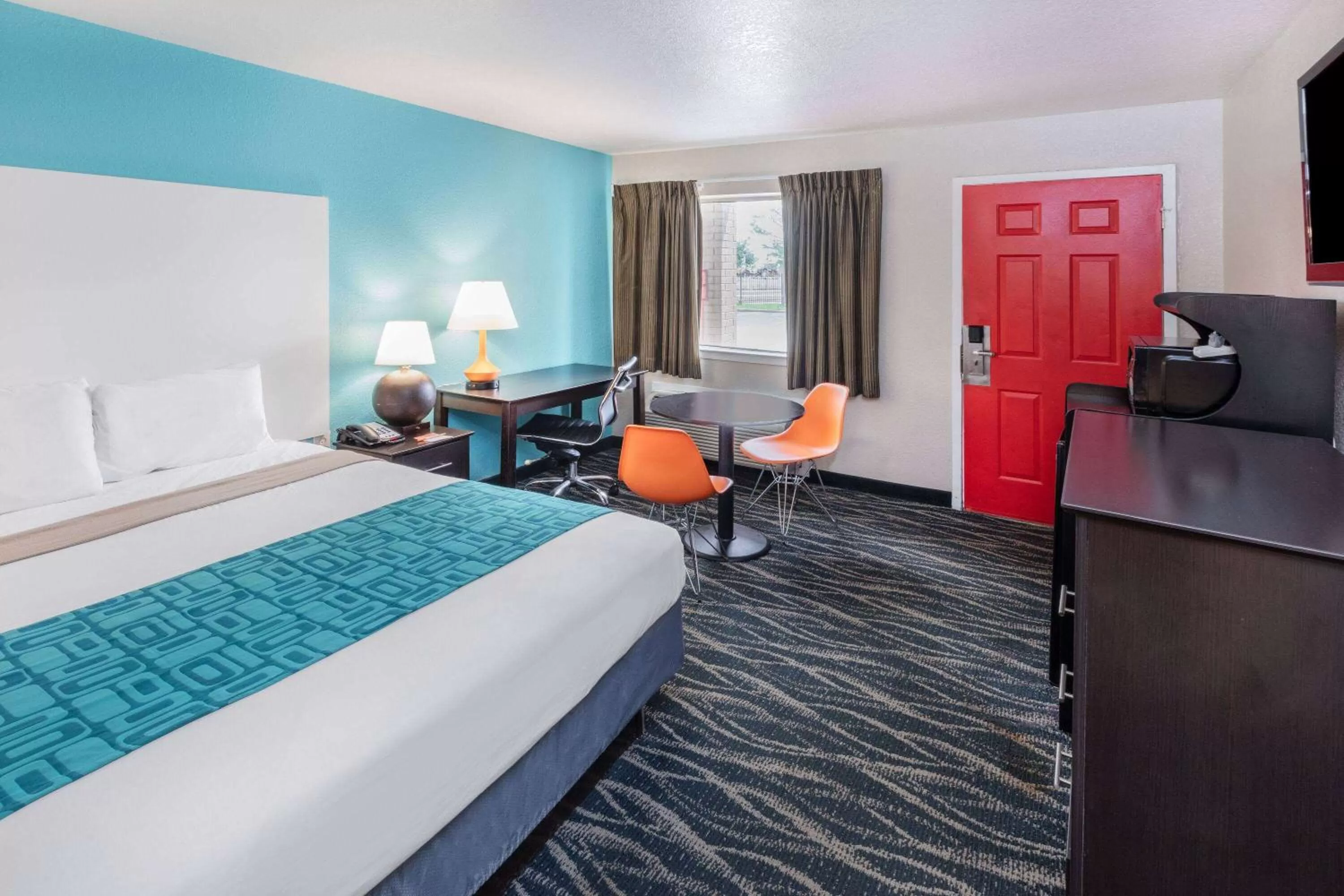 Photo of the whole room, Bed in Howard Johnson by Wyndham Houston Hobby Airport