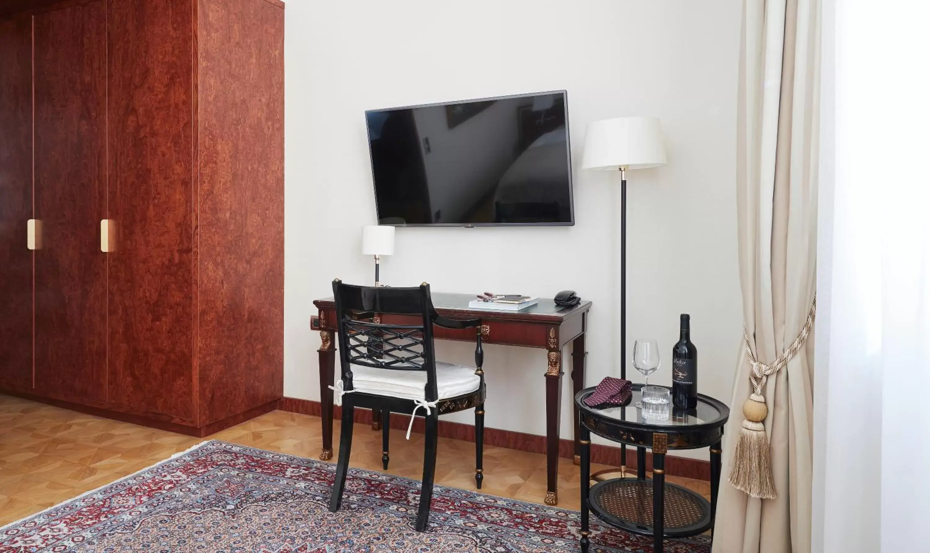 Photo of the whole room, TV/Entertainment Center in Living Hotel De Medici