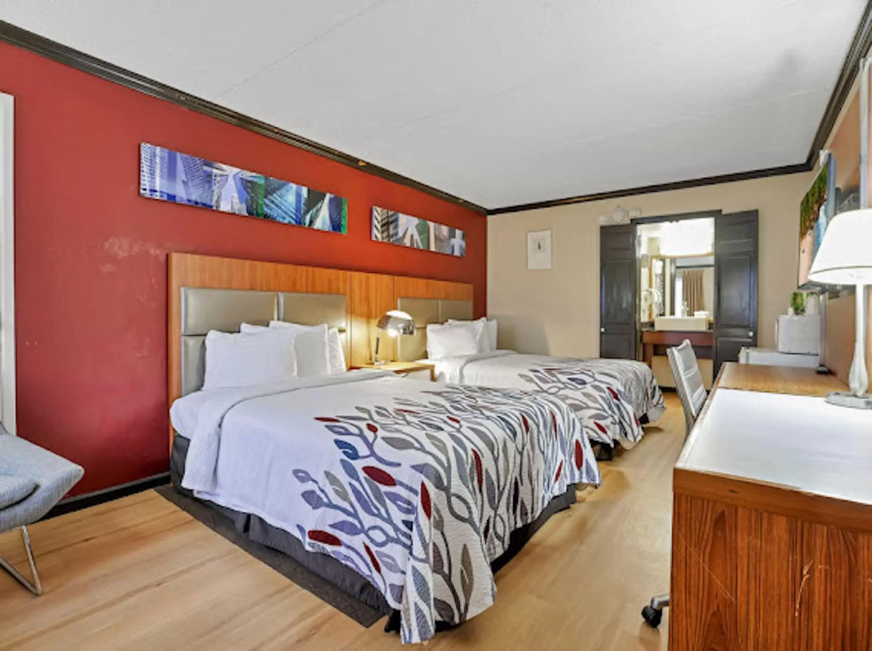 Bedroom, Bed in Red Roof Inn Uhrichsville