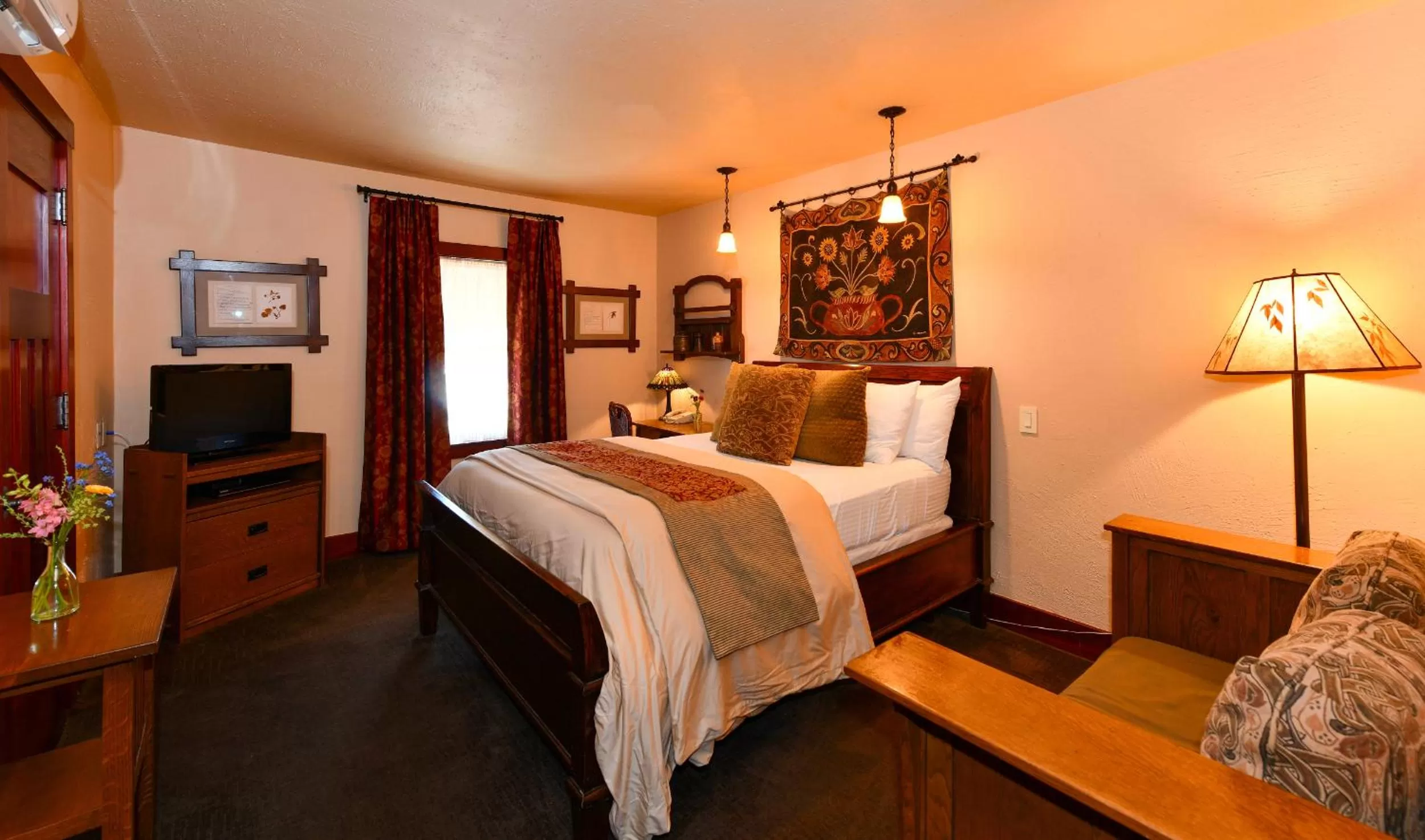 Bedroom, Bed in Blackbird Inn