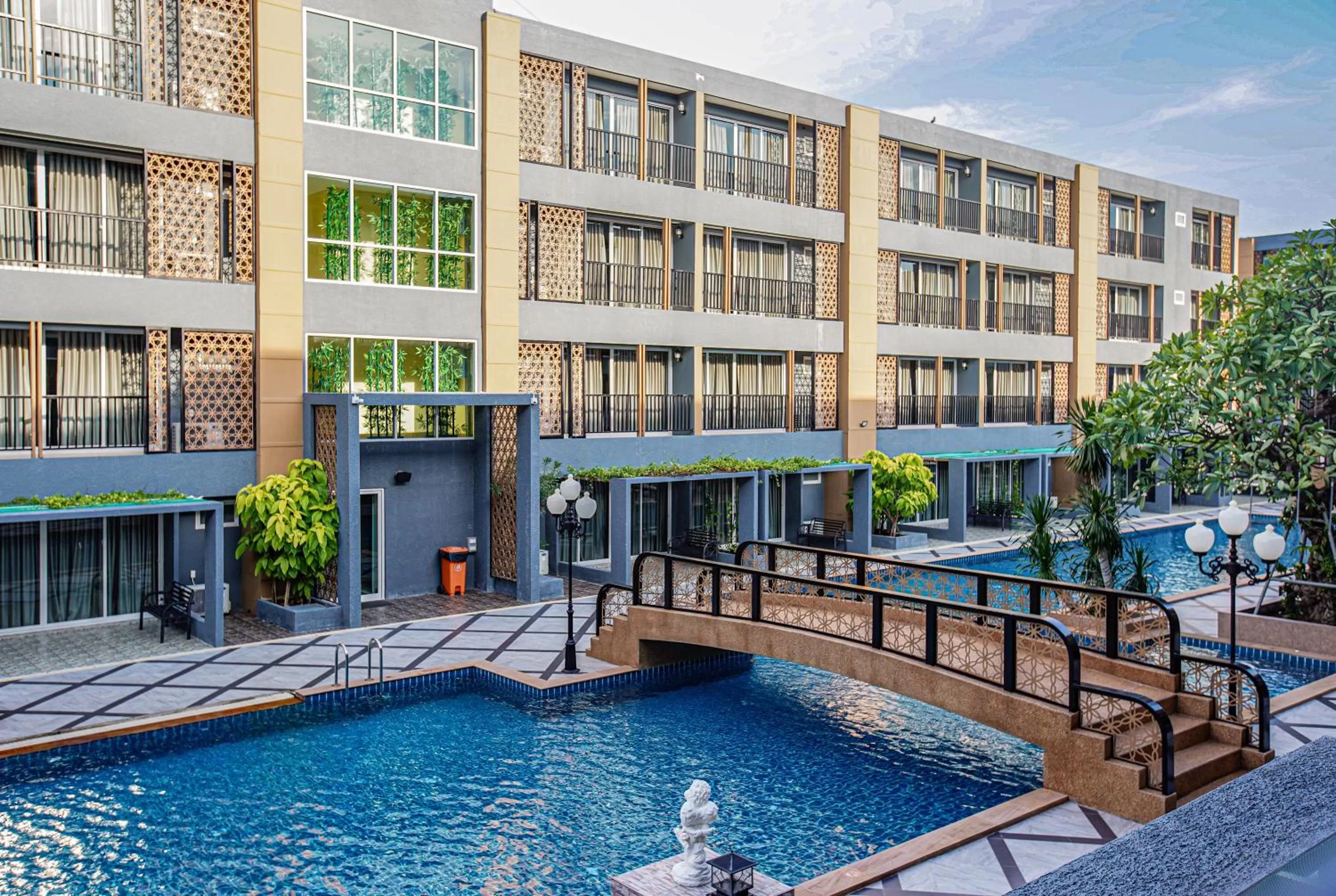 Swimming pool in Golden Sea Hua Hin - SHA Extra Plus