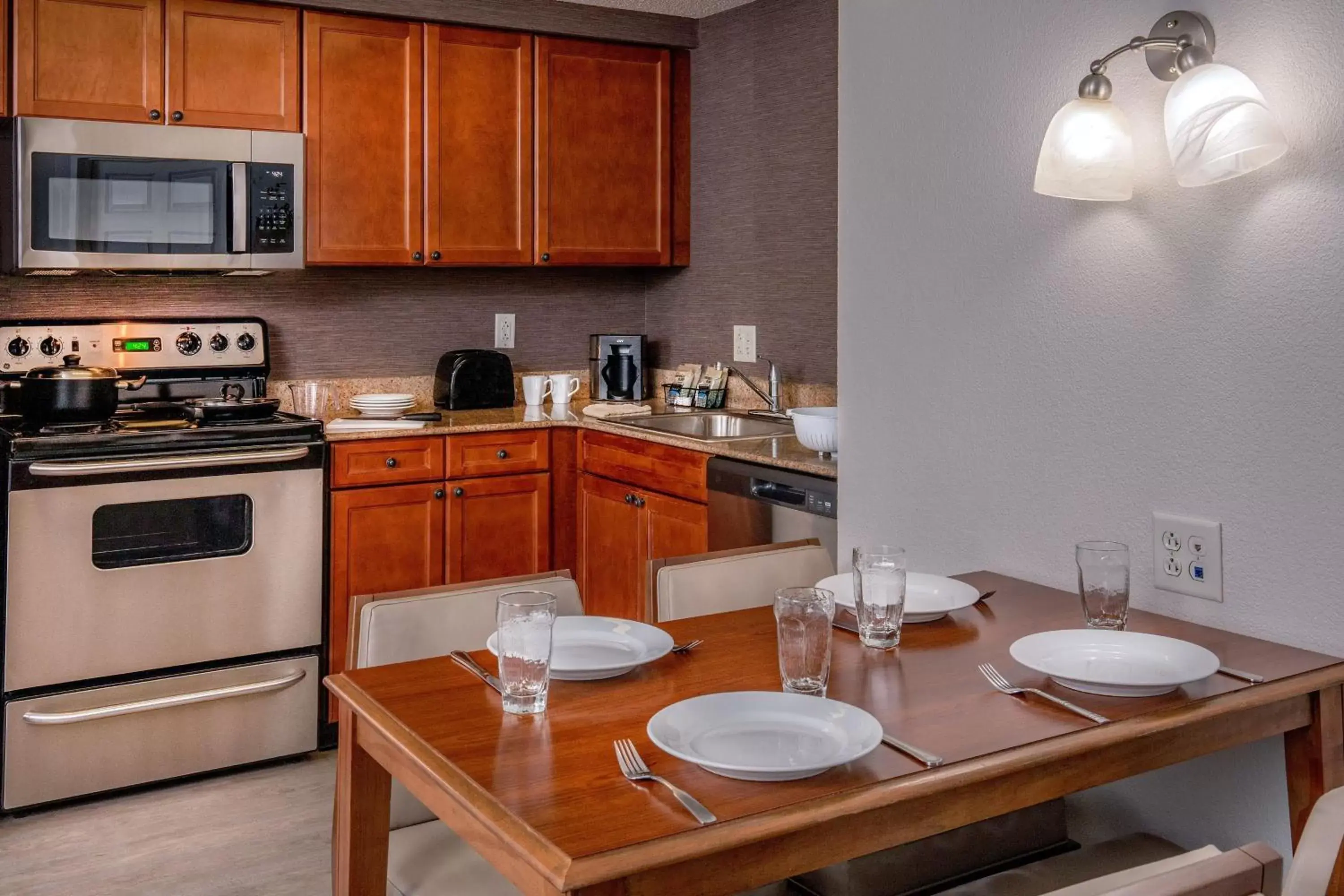 Kitchen or kitchenette, Kitchen/Kitchenette in Residence Inn by Marriott Chesapeake Greenbrier