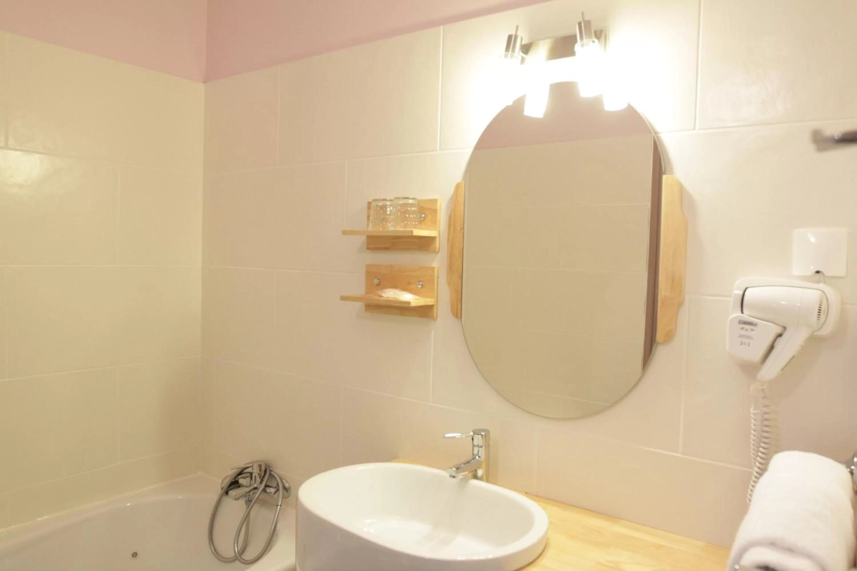 Bathroom in Urban Style, Hôtel Le Cheval Noir, Saint-Étienne