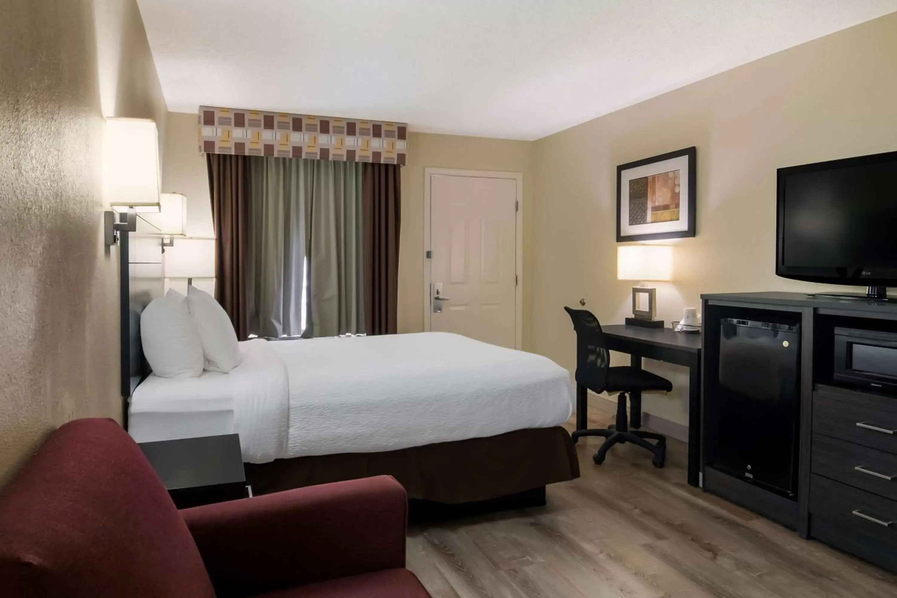Bedroom, TV/Entertainment Center in SureStay Plus Hotel by Best Western Jackson