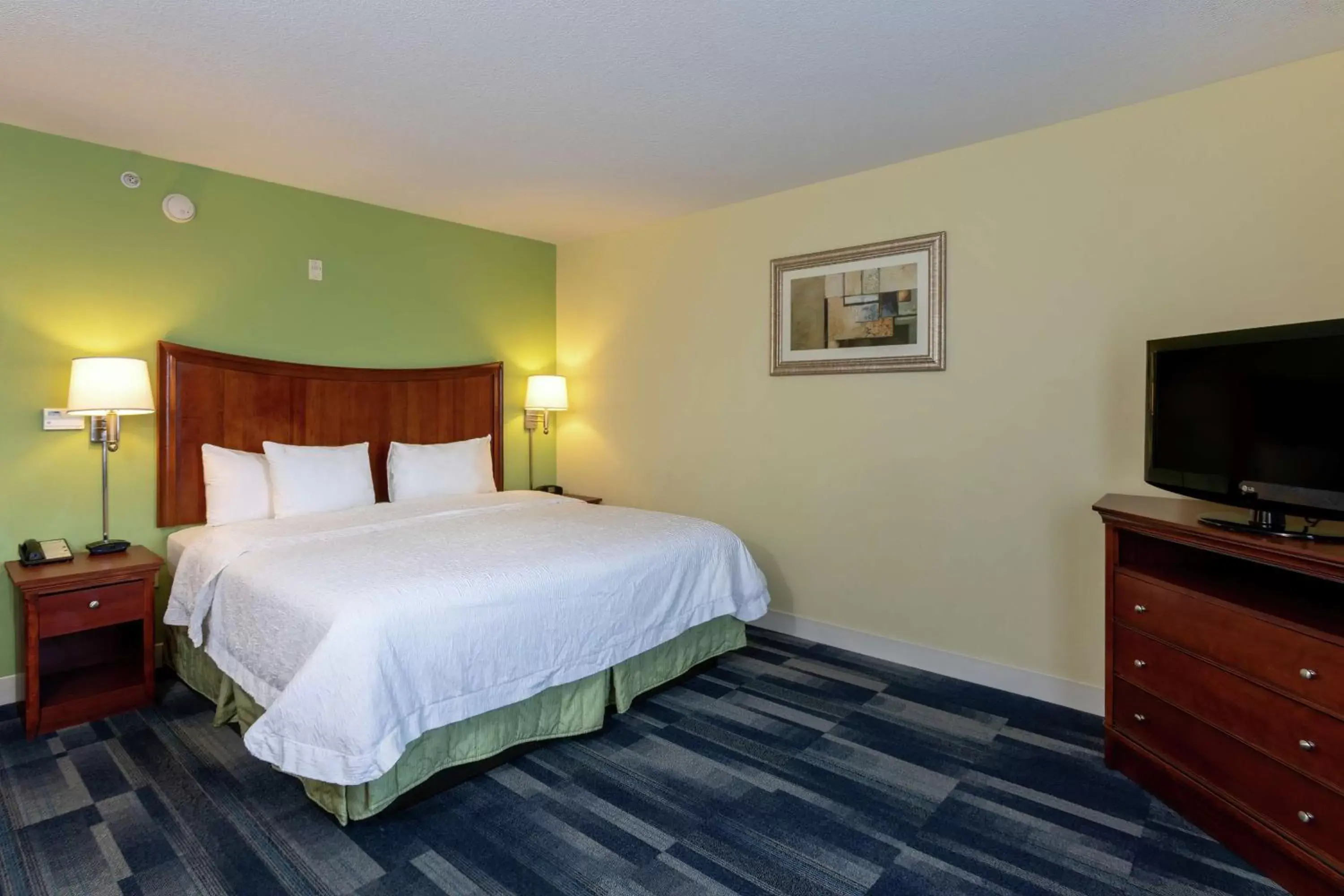 King Room with Accessible Tub - Mobility and Hearing Access/Non-Smoking in Hampton Inn & Suites - Fort Pierce King Room with Accessible Tub - Mobility and Hearing Access/Non-Smoking in Hampton Inn & Suites - Fort Pierce
