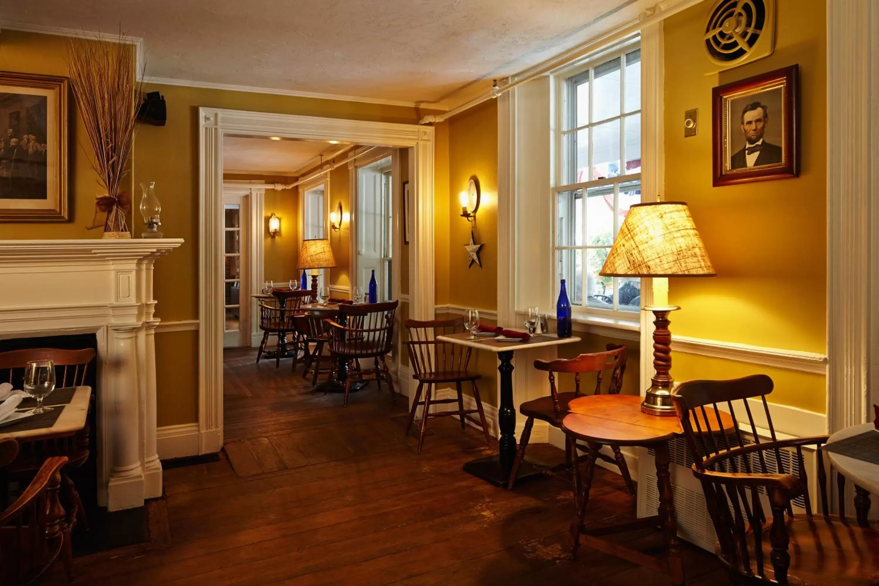Restaurant/Places to Eat in Concord's Colonial Inn