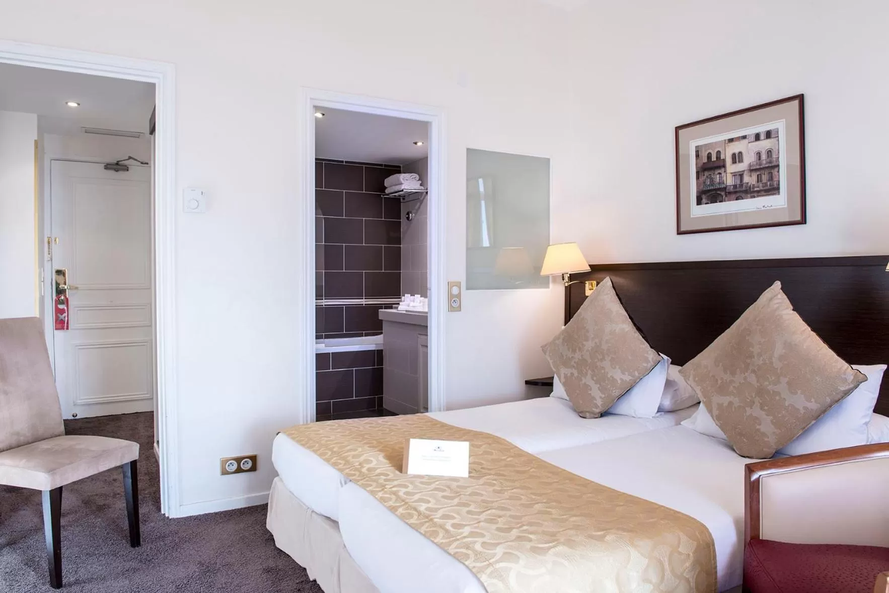 Photo of the whole room, Bed in Hôtel West End Promenade