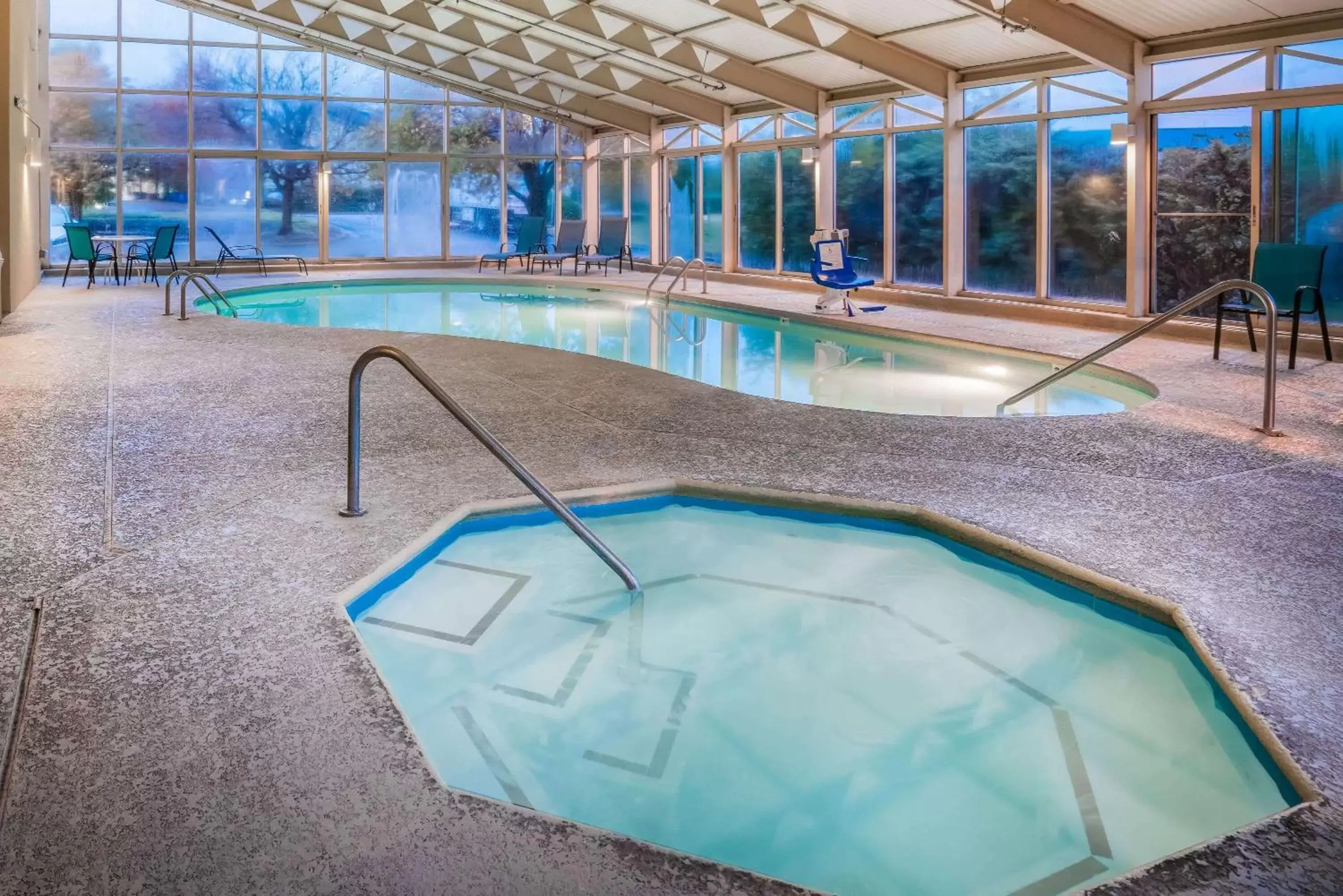Hot Tub, Swimming Pool in La Quinta by Wyndham Nashville Franklin