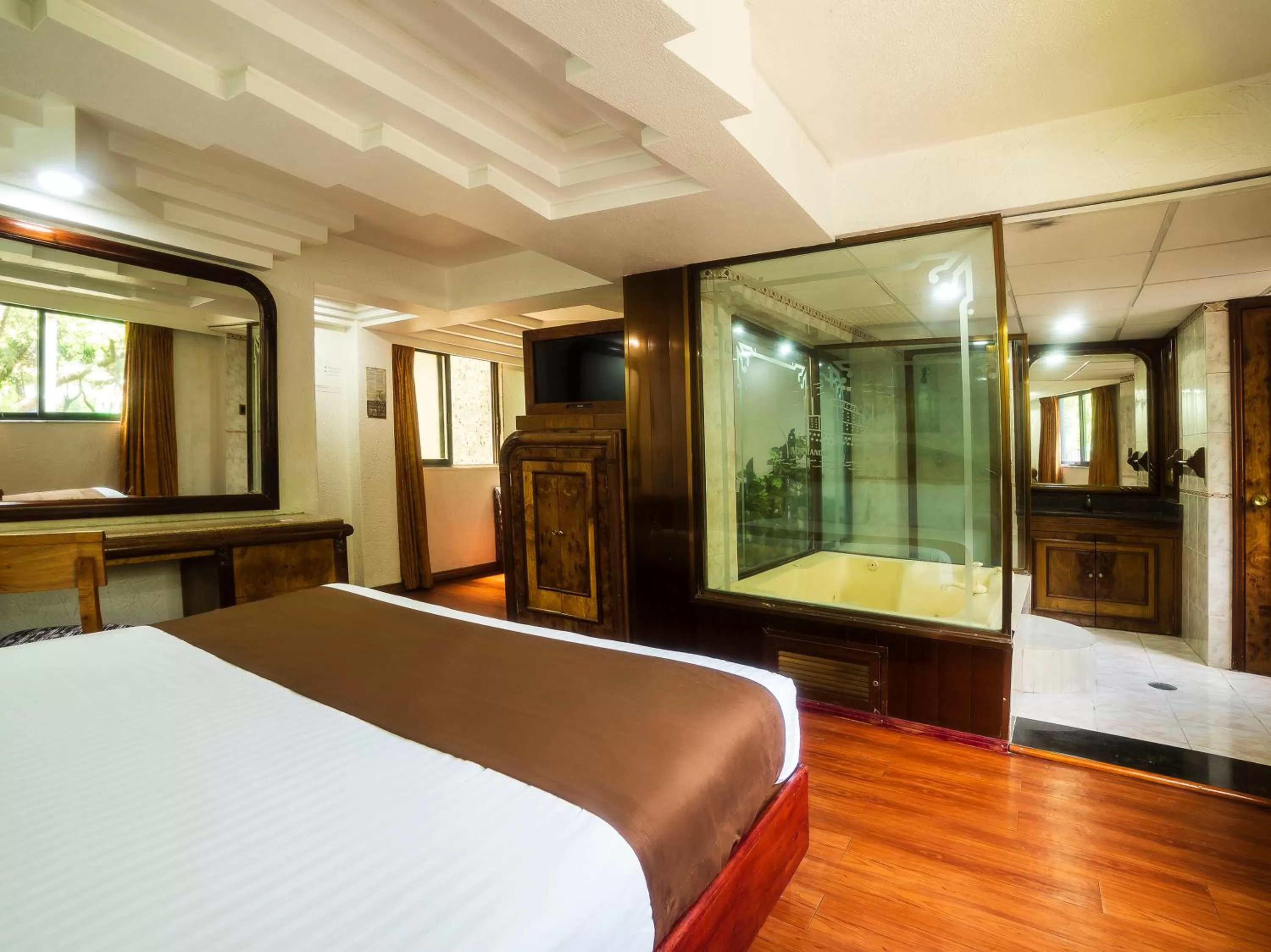 TV and multimedia, Bed in Hotel Normandie