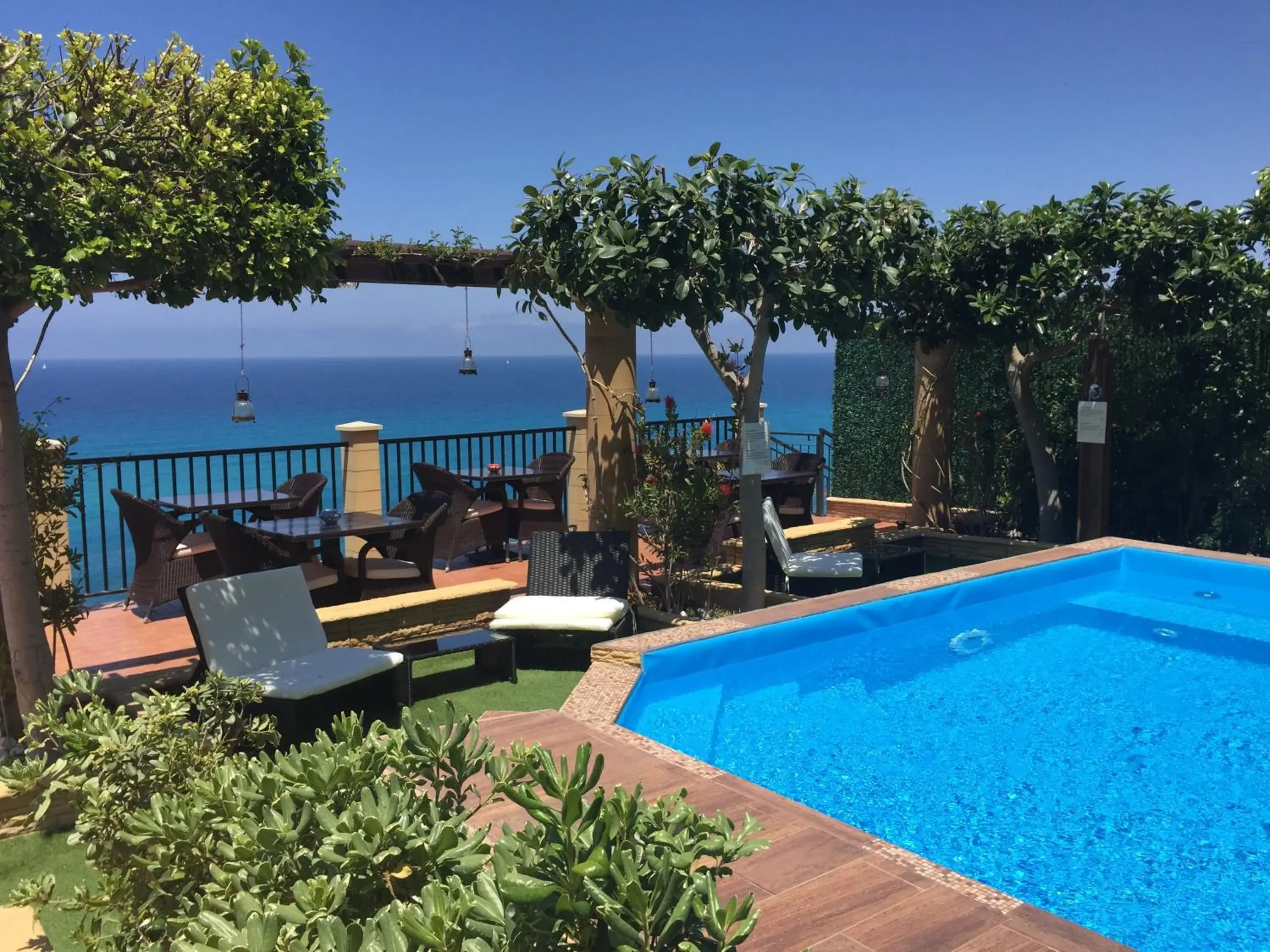 Garden, Swimming Pool in Hotel Rocca Della Sena