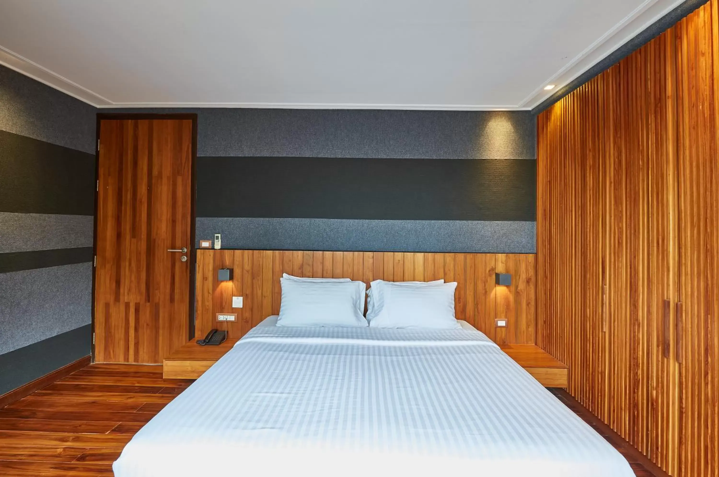 Bed in LUXX Langsuan Hotel - SHA Plus