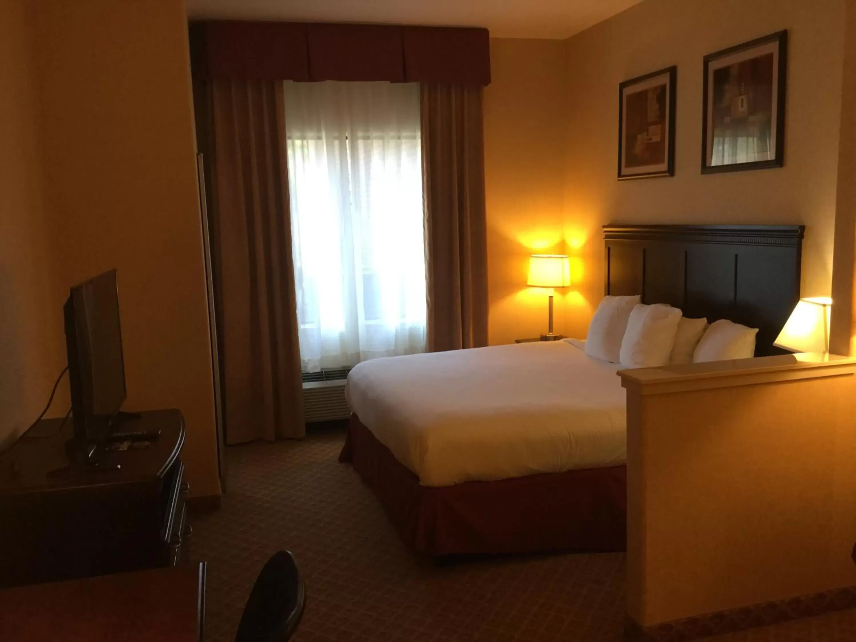 Bedroom, Bed in Holiday Inn Express & Suites Longview South I-20, an IHG Hotel