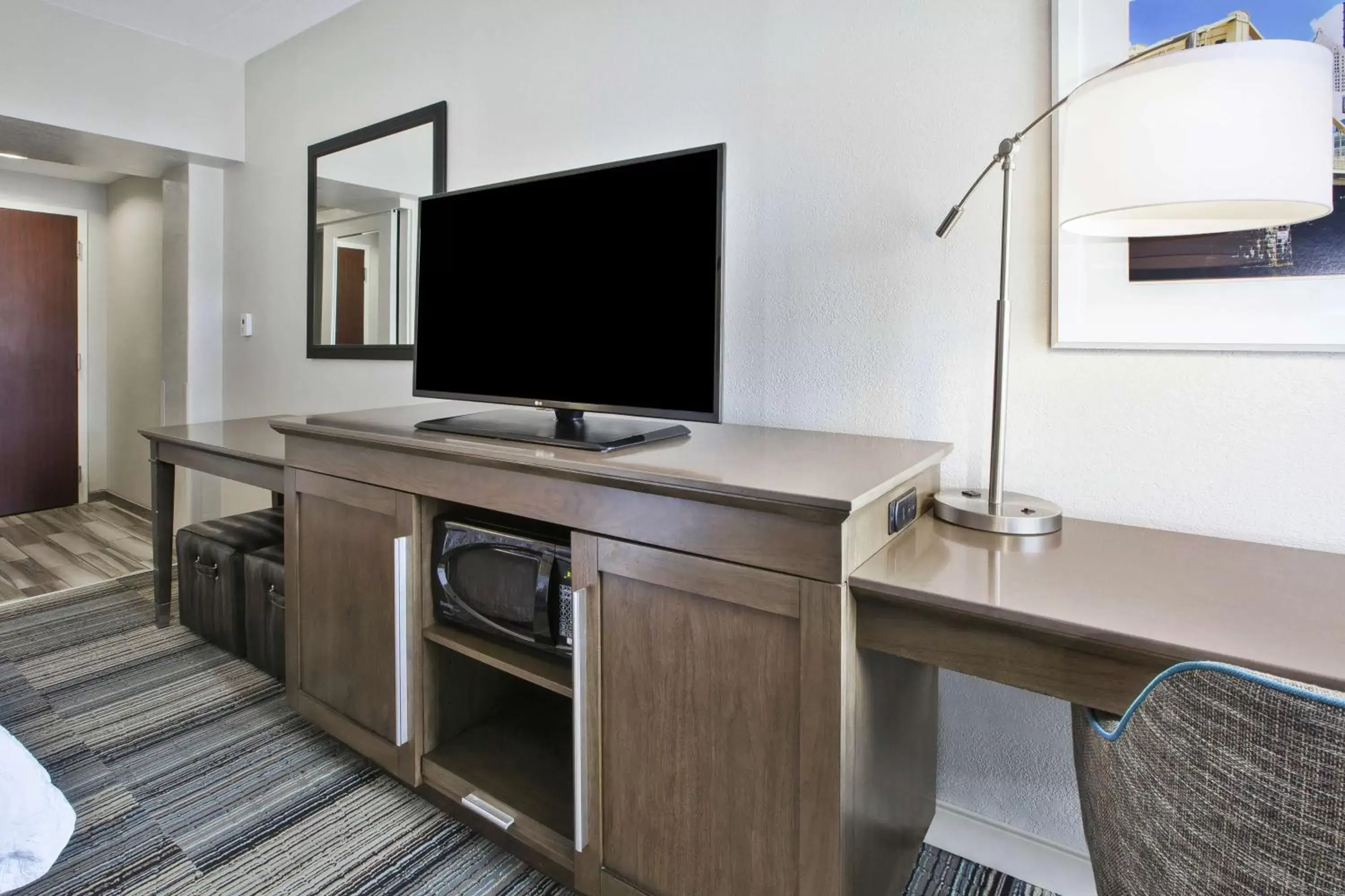 Bedroom, TV/Entertainment Center in Hampton Inn Pittsburgh University Medical Center