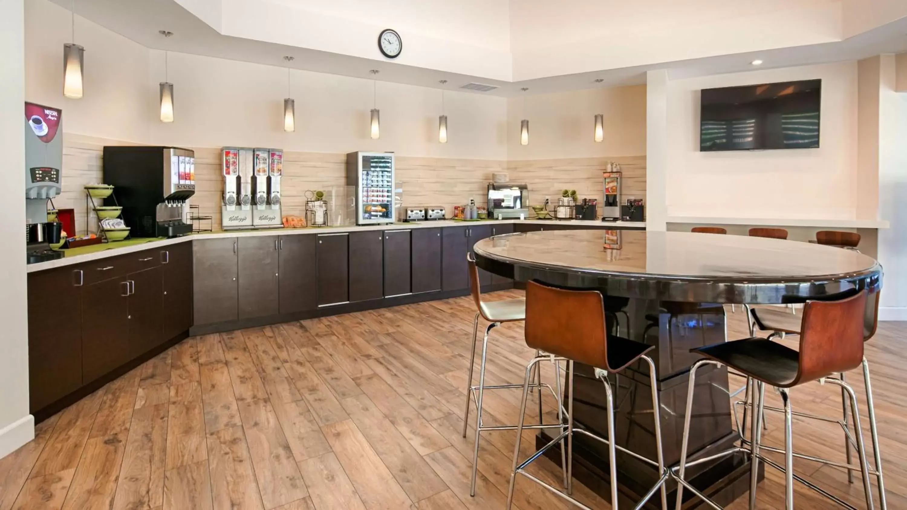 Breakfast in The Encinitan Hotel & Suites Breakfast in The Encinitan Hotel & Suites