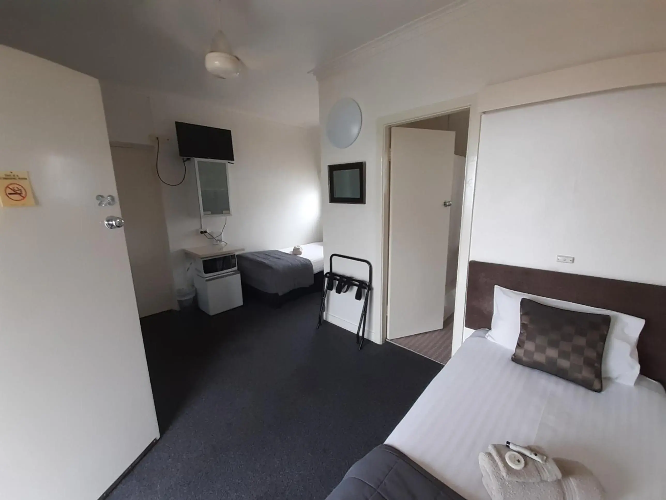 Photo of the whole room, Bed in Inverell Motel