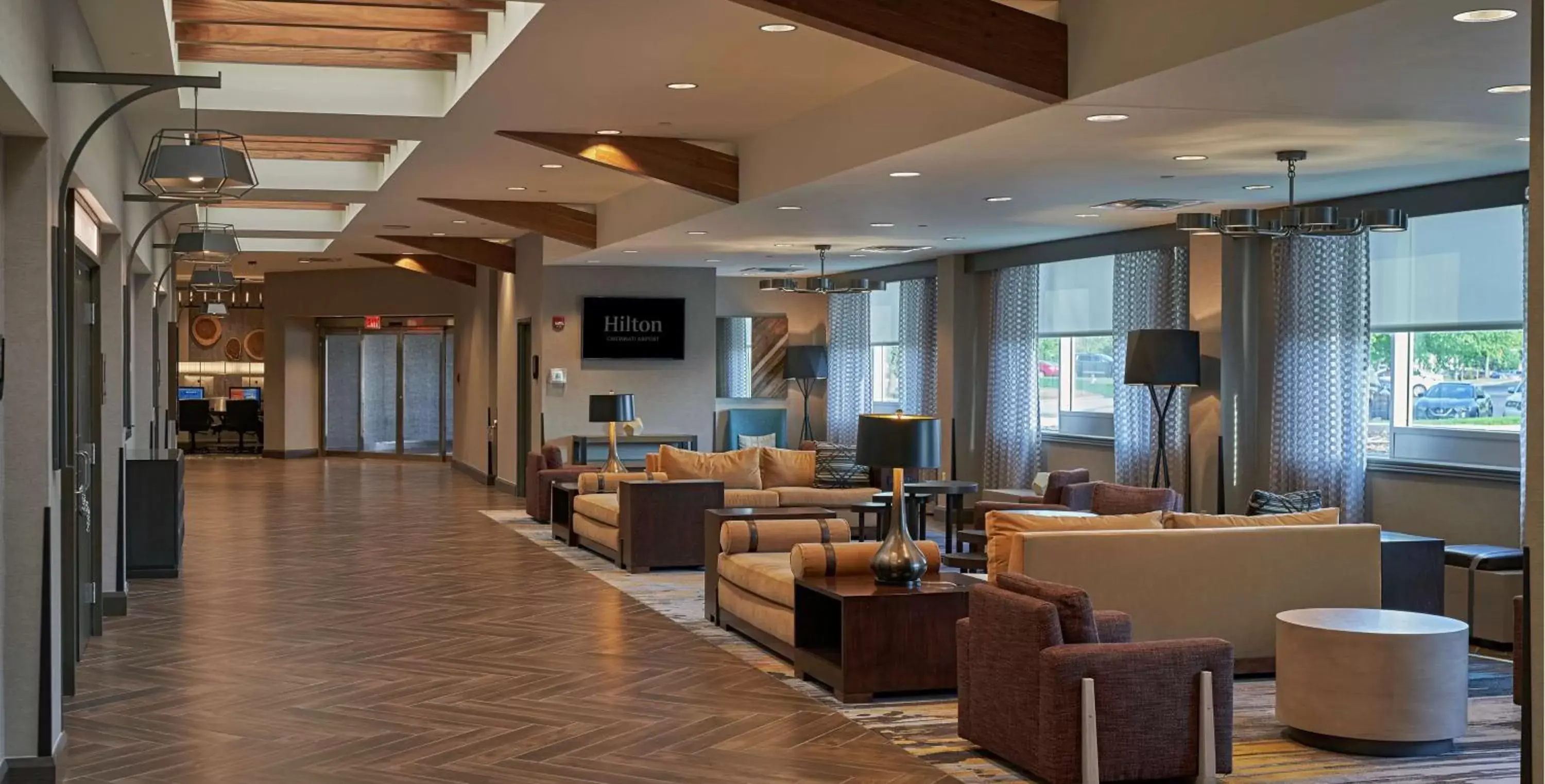 Lobby or reception, Restaurant/Places to Eat in Hilton Cincinnati Airport