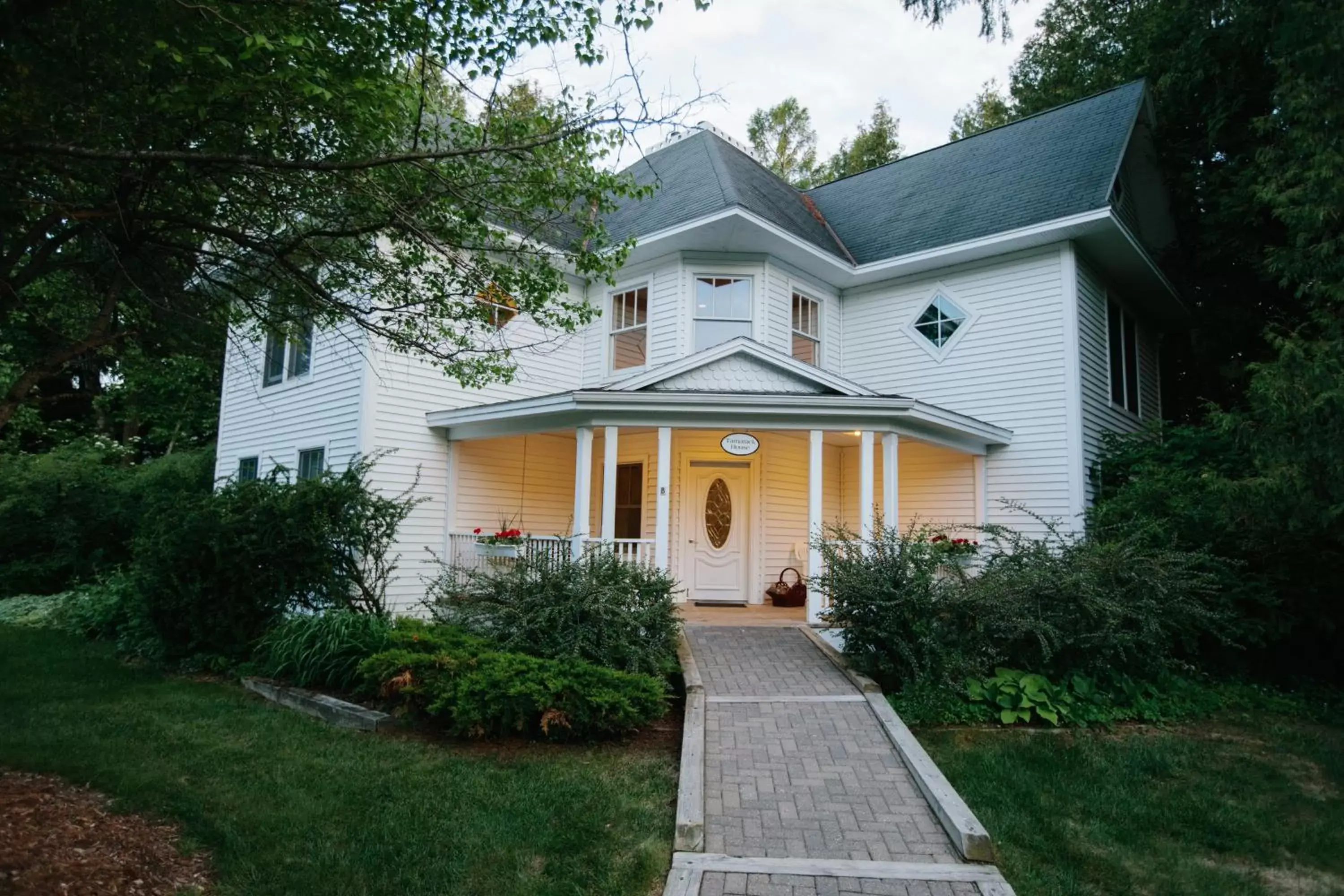 Facade/entrance, Property Building in Eagle Harbor Inn