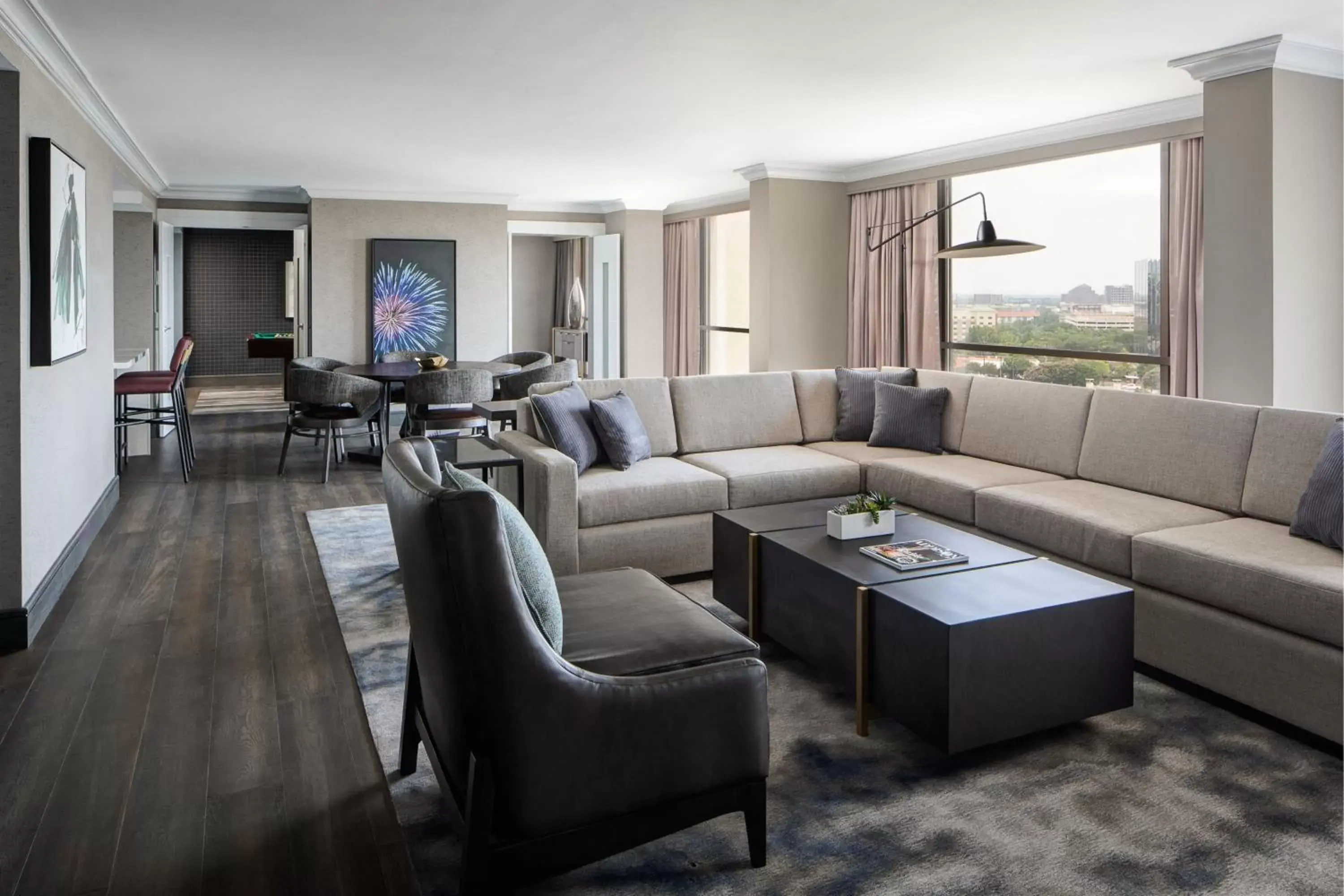 Living room, Seating Area in Dallas-Addison Marriott Quorum by the Galleria