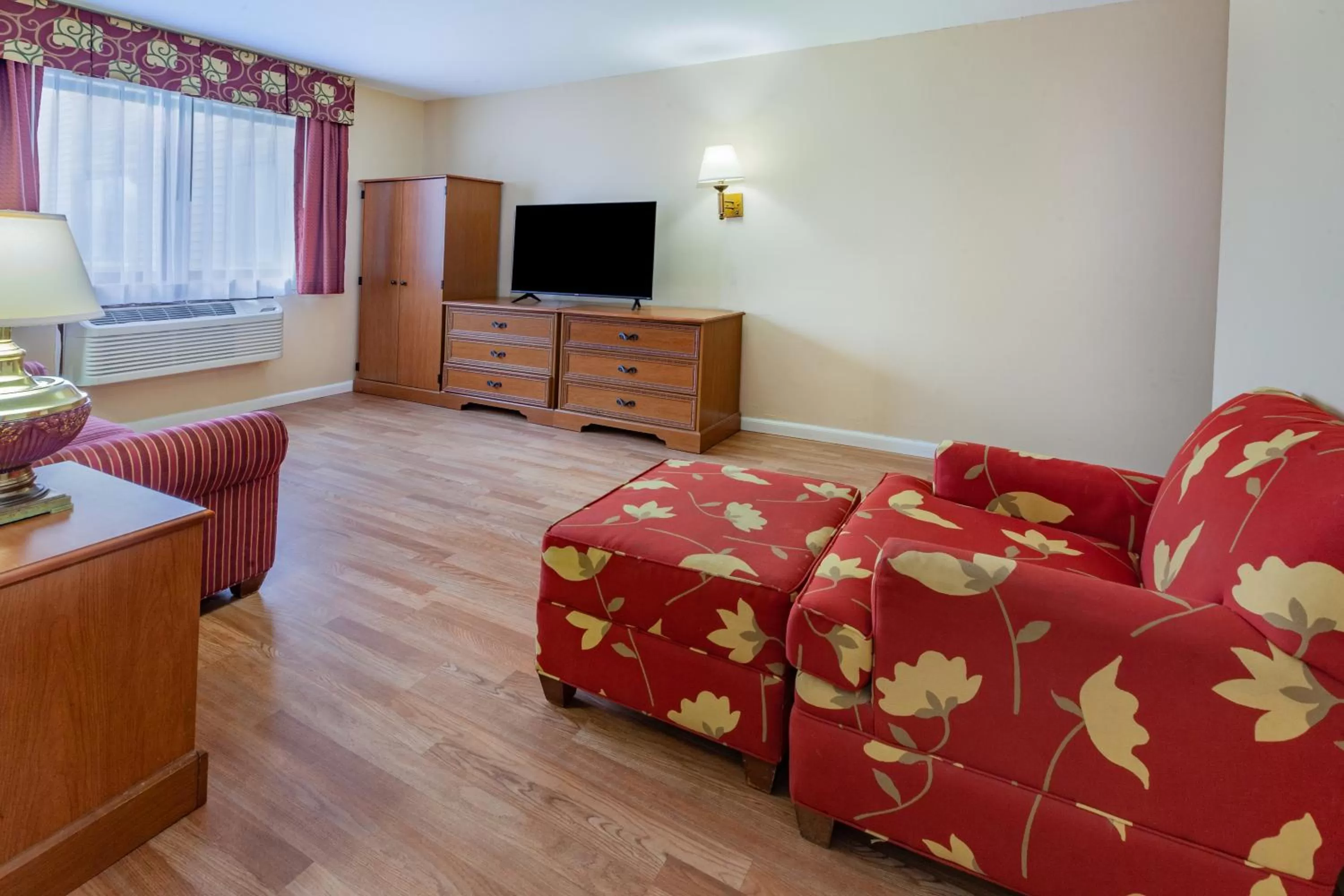 Seating area, Bed in Baymont by Wyndham Perrysburg-Toledo