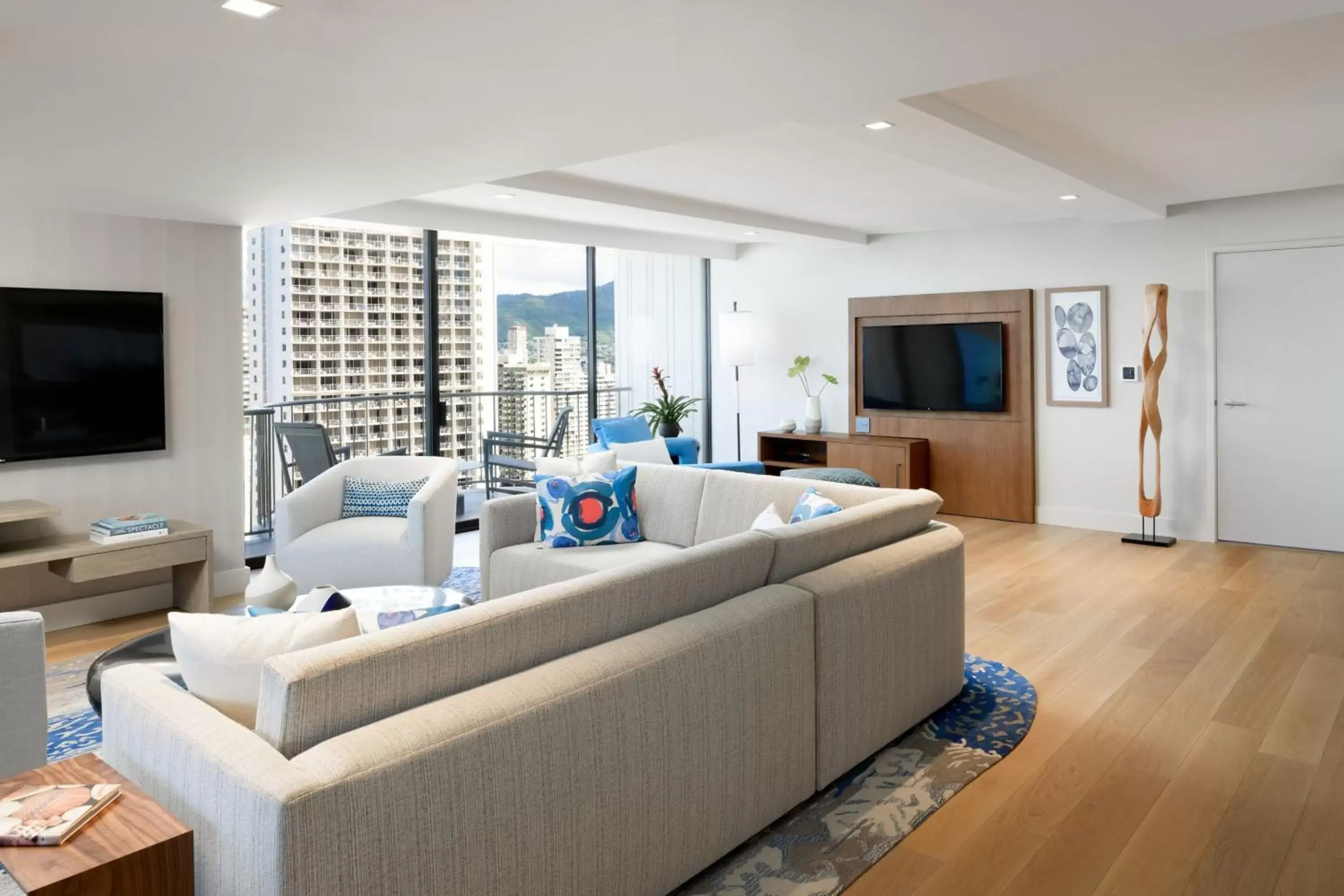 Photo of the whole room, Seating Area in Waikiki Beach Marriott Resort & Spa