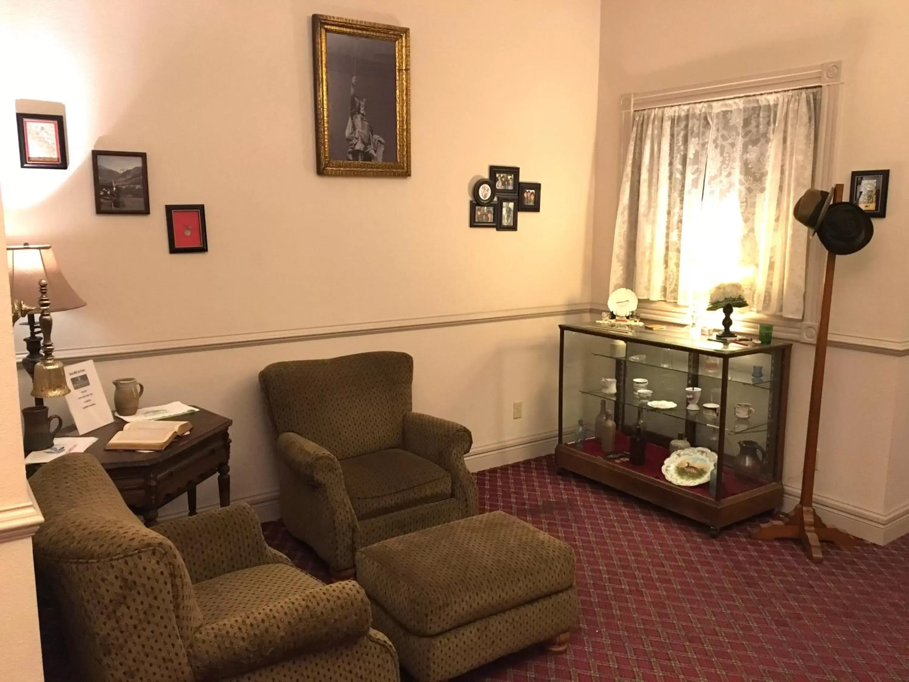 Living room, Seating Area in Hermann Crown Suites